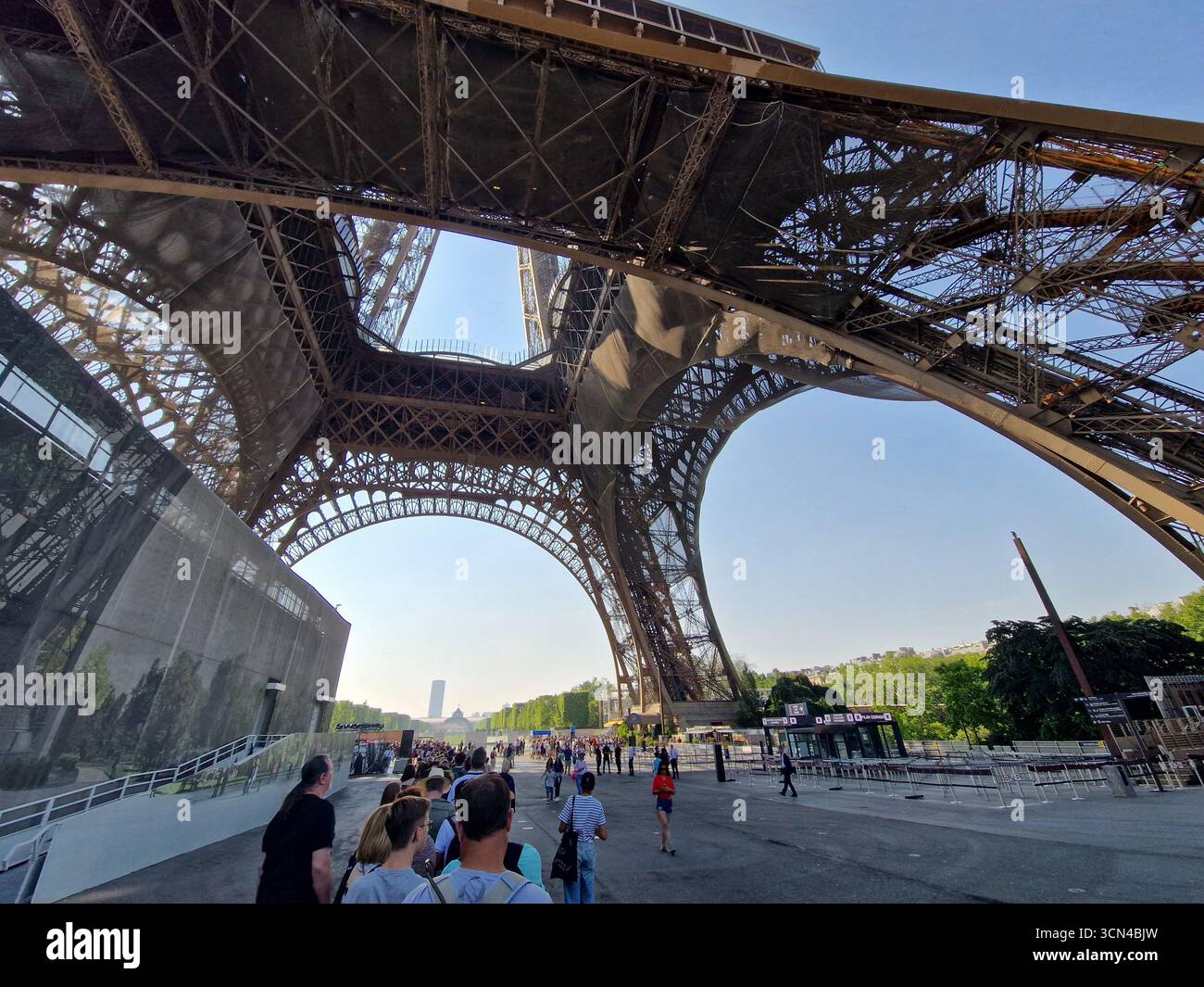 Paris, France - 8 juin 2023 : Détails avec la Tour Eiffel par une journée ensoleillée. Banque D'Images