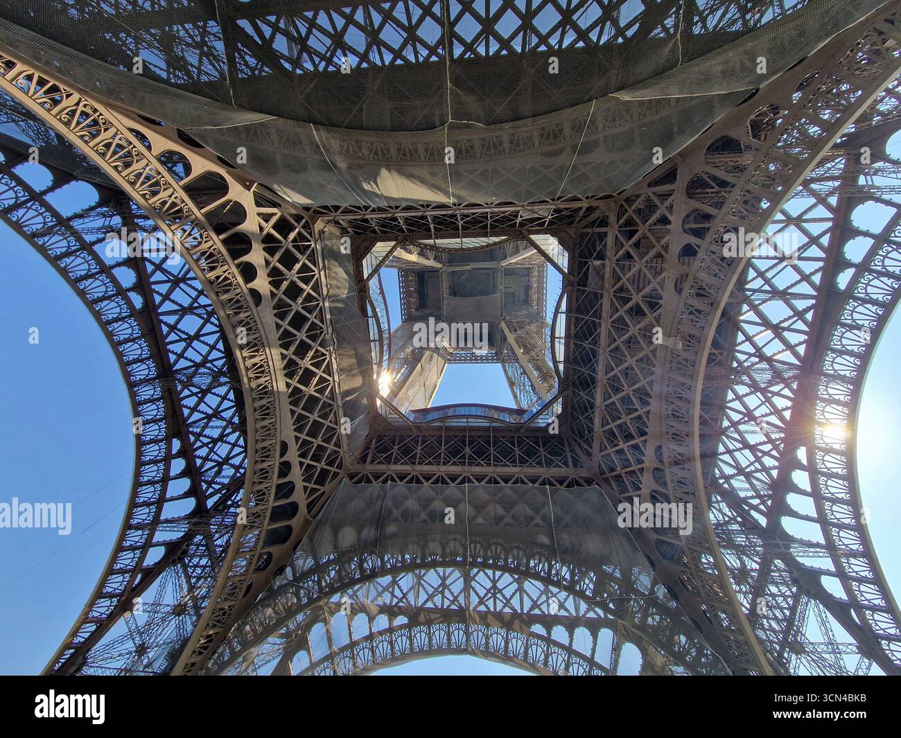 Paris, France - 8 juin 2023 : Détails avec la Tour Eiffel par une journée ensoleillée. Banque D'Images