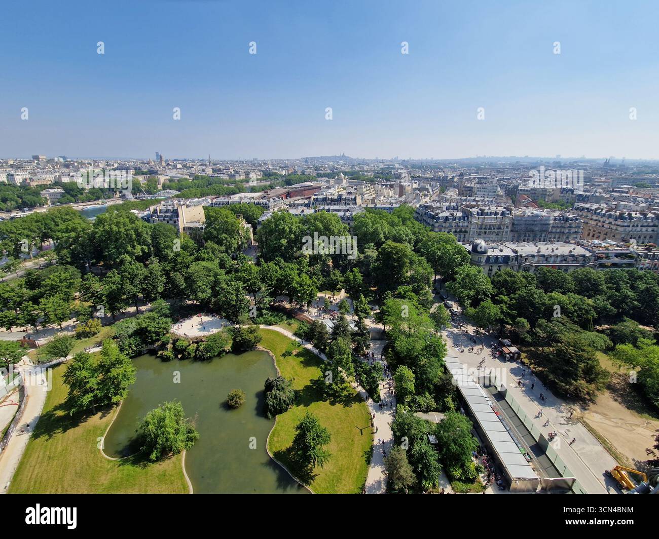 Paris, France - 8 juin 2023 : vue d'ensemble de Paris vue de la Tour Eiffel par une journée ensoleillée. Banque D'Images
