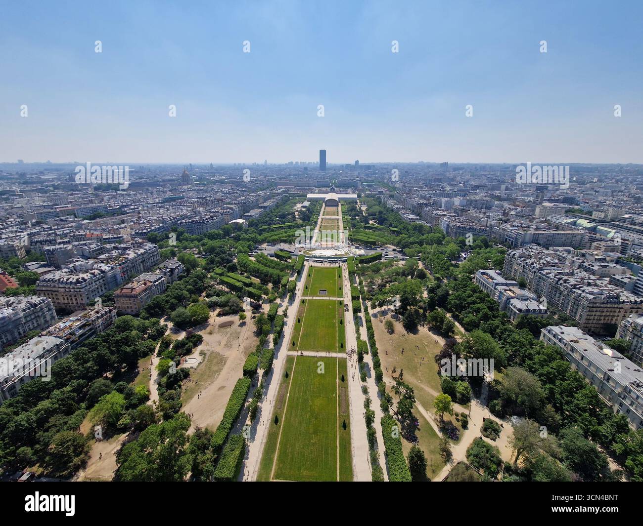 Paris, France - 8 juin 2023 : vue d'ensemble de Paris vue de la Tour Eiffel par une journée ensoleillée. Banque D'Images