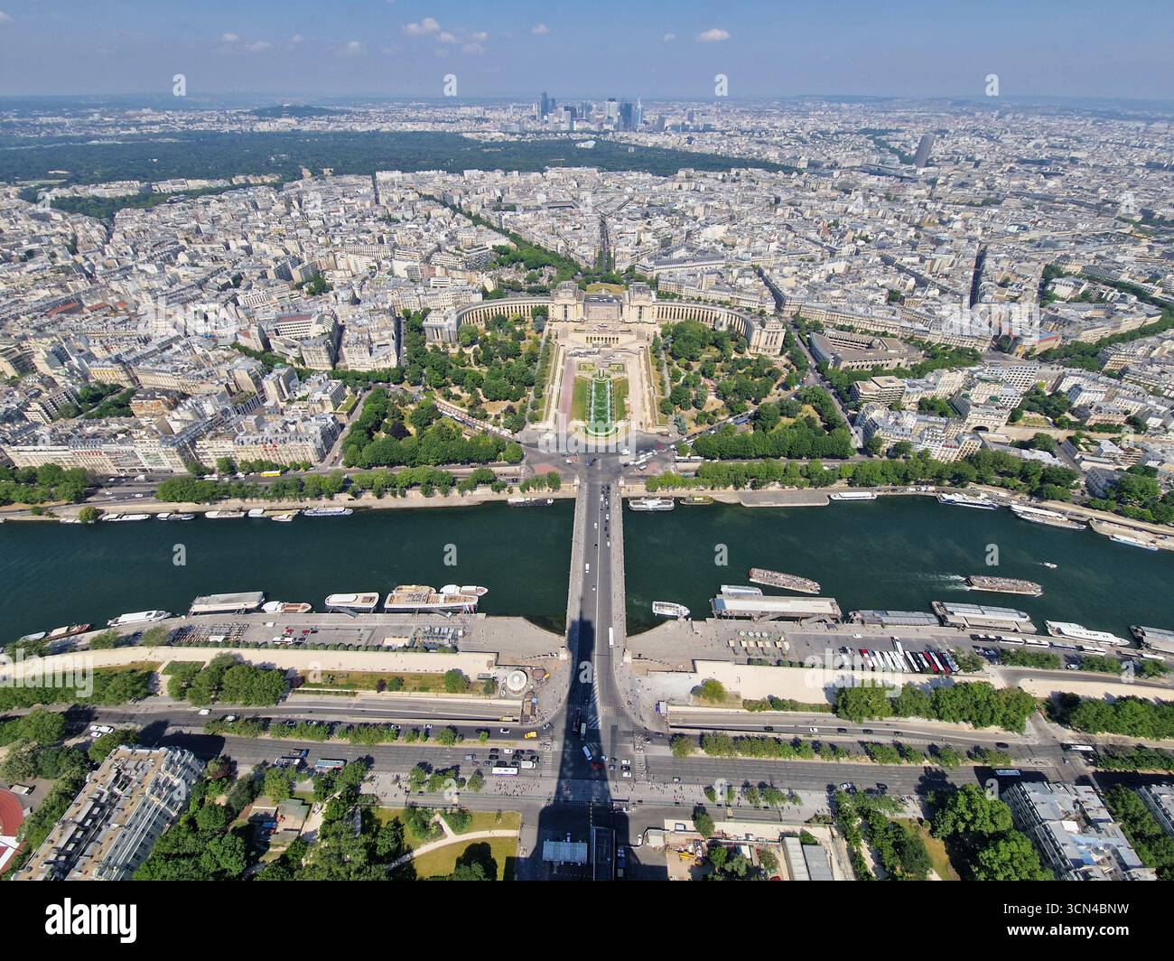 Paris, France - 8 juin 2023 : vue d'ensemble de Paris vue de la Tour Eiffel par une journée ensoleillée. Banque D'Images