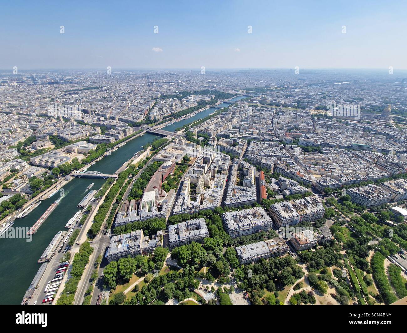 Paris, France - 8 juin 2023 : vue d'ensemble de Paris vue de la Tour Eiffel par une journée ensoleillée. Banque D'Images