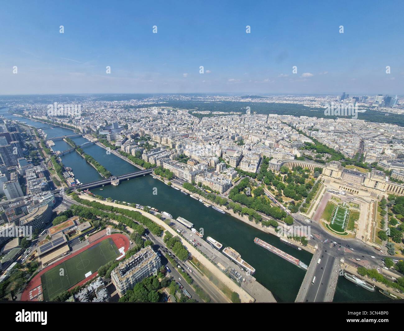 Paris, France - 8 juin 2023 : vue d'ensemble de Paris vue de la Tour Eiffel par une journée ensoleillée. Banque D'Images