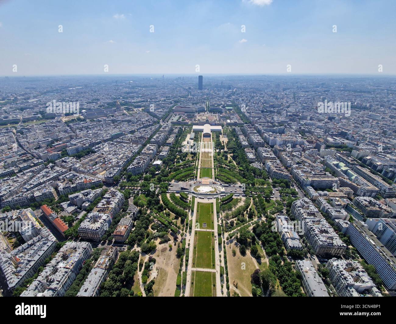 Paris, France - 8 juin 2023 : vue d'ensemble de Paris vue de la Tour Eiffel par une journée ensoleillée. Banque D'Images