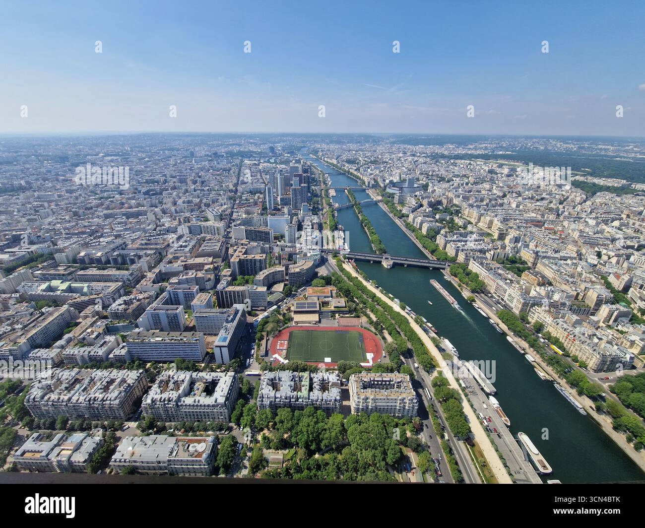 Paris, France - 8 juin 2023 : vue d'ensemble de Paris vue de la Tour Eiffel par une journée ensoleillée. Banque D'Images