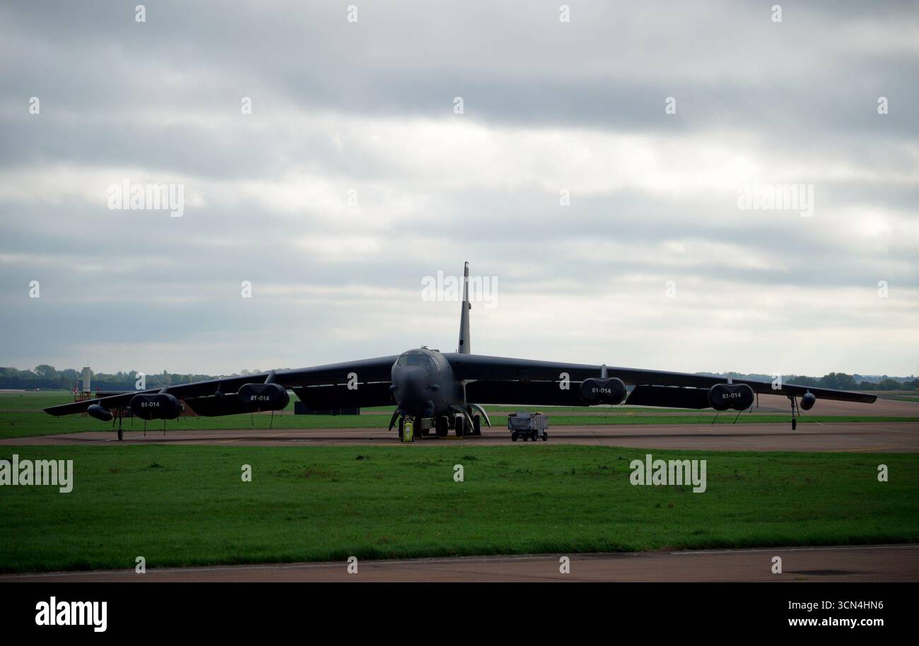Une vue d'un bombardier subsonique à longue portée B-52 Stratofortress sur le PAN de la RAF Fairford, lors d'une démonstration médiatique pour l'exercice Cobra Warrior de la Royal Air Force, un scénario de combat de guerre simulé de haute intensité, à la RAF Fairford dans le Gloucestershire. Des forces du Canada, de l'Allemagne, de l'Italie et des États-Unis participent à l'entraînement intensif au combat aérien organisé par la Royal Air Force deux fois par an avec des alliés de l'OTAN et des pays partenaires. Date de la photo : vendredi 19 septembre 2025. Banque D'Images