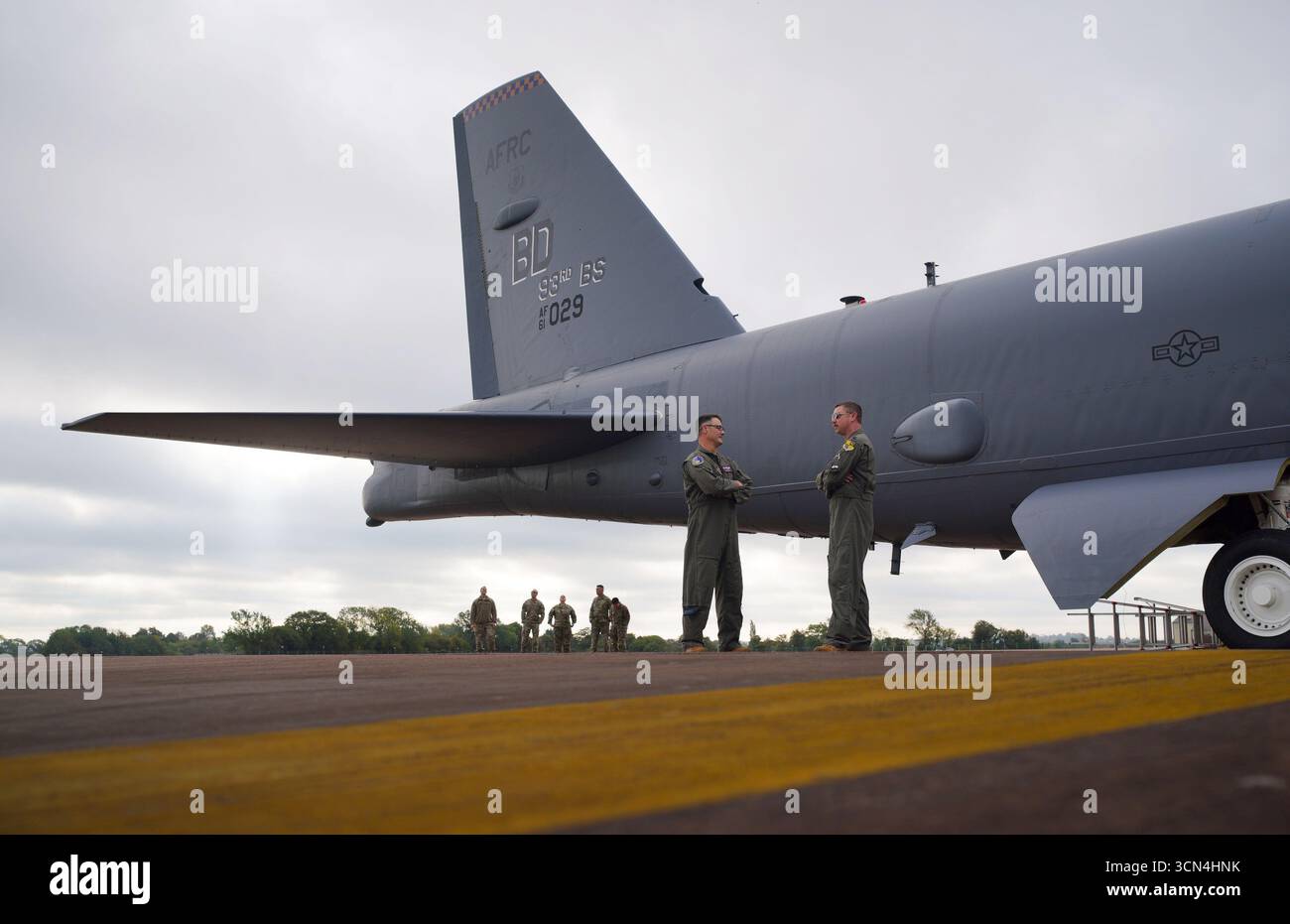 Les équipages américains vérifient un bombardier subsonique à longue portée B-52 Stratofortress sur le PAN de la RAF Fairford, lors d'une démonstration médiatique pour l'exercice Cobra Warrior de la Royal Air Force, un scénario de combat de guerre simulé de haute intensité, à la RAF Fairford dans le Gloucestershire. Des forces du Canada, de l'Allemagne, de l'Italie et des États-Unis participent à l'entraînement intensif au combat aérien organisé par la Royal Air Force deux fois par an avec des alliés de l'OTAN et des pays partenaires. Date de la photo : vendredi 19 septembre 2025. Banque D'Images Les équipages américains vérifient un bombardier subsonique à longue portée B-52 Stratofortress sur le PAN de la RAF Fairford, lors d'une démonstration médiatique pour l'exercice Cobra Warrior de la Royal Air Force, un scénario de combat de guerre simulé de haute intensité, à la RAF Fairford dans le Gloucestershire. Des forces du Canada, de l'Allemagne, de l'Italie et des États-Unis participent à l'entraînement intensif au combat aérien organisé par la Royal Air Force deux fois par an avec des alliés de l'OTAN et des pays partenaires. Date de la photo : vendredi 19 septembre 2025. Banque D'Images