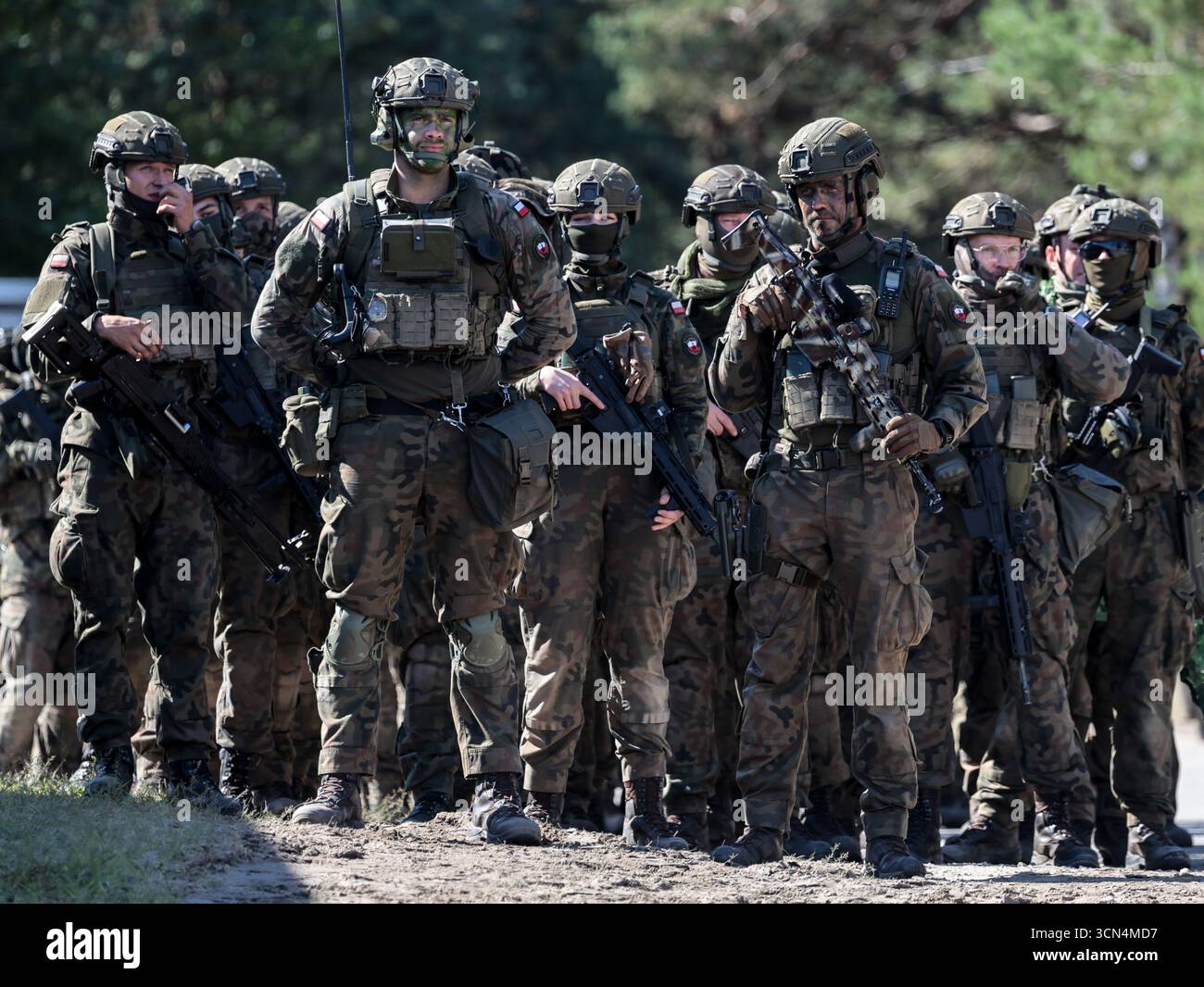 Des soldats d'infanterie polonais des Forces de défense territoriale s'entraînent au tir réel pour une attaque surprise lors de la journée médiatique Iron Defender 25. L’exercice Iron Defender 25 est l’événement d’entraînement le plus important et le plus important planifié par et pour les forces armées polonaises. Il s'agit d'une série d'exercices défensifs menés sur terre, dans les airs et sur l'eau par les forces terrestres, aériennes, navales, spéciales et territoriales de défense. Trente mille soldats et 600 pièces d'équipement des forces armées polonaises et des alliés de l'OTAN y participent. Banque D'Images Des soldats d'infanterie polonais des Forces de défense territoriale s'entraînent au tir réel pour une attaque surprise lors de la journée médiatique Iron Defender 25. L’exercice Iron Defender 25 est l’événement d’entraînement le plus important et le plus important planifié par et pour les forces armées polonaises. Il s'agit d'une série d'exercices défensifs menés sur terre, dans les airs et sur l'eau par les forces terrestres, aériennes, navales, spéciales et territoriales de défense. Trente mille soldats et 600 pièces d'équipement des forces armées polonaises et des alliés de l'OTAN y participent. Banque D'Images