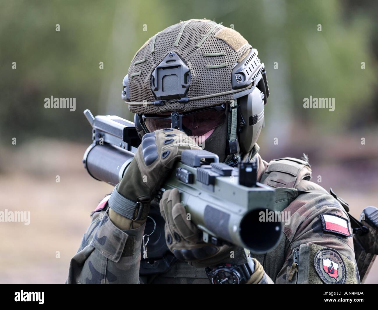 Un soldat d'infanterie polonais des Forces de défense territoriale s'entraîne au tir réel avec la LOI M72, une arme antichar portable non guidée pour une attaque surprise lors de la journée médiatique Iron Defender 25. L’exercice Iron Defender 25 est l’événement d’entraînement le plus important et le plus important planifié par et pour les forces armées polonaises. Il s'agit d'une série d'exercices défensifs menés sur terre, dans les airs et sur l'eau par les forces terrestres, aériennes, navales, spéciales et territoriales de défense. Trente mille soldats et 600 pièces d'équipement des forces armées polonaises et des alliés de l'OTAN y participent. Banque D'Images Un soldat d'infanterie polonais des Forces de défense territoriale s'entraîne au tir réel avec la LOI M72, une arme antichar portable non guidée pour une attaque surprise lors de la journée médiatique Iron Defender 25. L’exercice Iron Defender 25 est l’événement d’entraînement le plus important et le plus important planifié par et pour les forces armées polonaises. Il s'agit d'une série d'exercices défensifs menés sur terre, dans les airs et sur l'eau par les forces terrestres, aériennes, navales, spéciales et territoriales de défense. Trente mille soldats et 600 pièces d'équipement des forces armées polonaises et des alliés de l'OTAN y participent. Banque D'Images