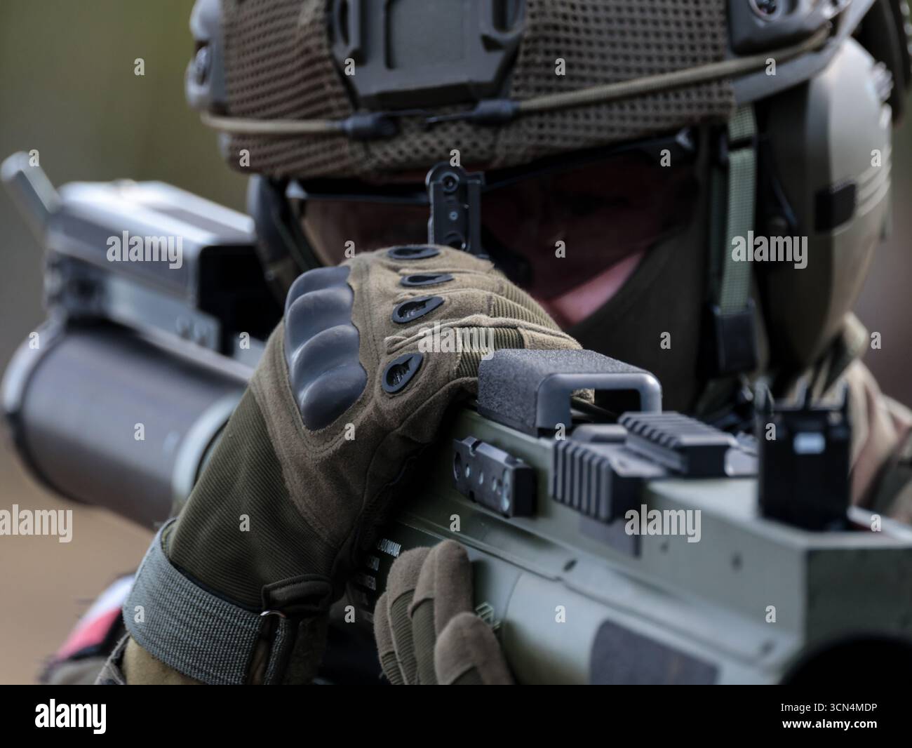 Les soldats d'infanterie polonais des Forces de défense territoriale s'entraînent au tir réel avec la LOI M72, une arme antichar portable non guidée pour une attaque surprise lors de la journée médiatique Iron Defender 25. L’exercice Iron Defender 25 est l’événement d’entraînement le plus important et le plus important planifié par et pour les forces armées polonaises. Il s'agit d'une série d'exercices défensifs menés sur terre, dans les airs et sur l'eau par les forces terrestres, aériennes, navales, spéciales et territoriales de défense. Trente mille soldats et 600 pièces d'équipement des forces armées polonaises et des alliés de l'OTAN y participent. Banque D'Images Les soldats d'infanterie polonais des Forces de défense territoriale s'entraînent au tir réel avec la LOI M72, une arme antichar portable non guidée pour une attaque surprise lors de la journée médiatique Iron Defender 25. L’exercice Iron Defender 25 est l’événement d’entraînement le plus important et le plus important planifié par et pour les forces armées polonaises. Il s'agit d'une série d'exercices défensifs menés sur terre, dans les airs et sur l'eau par les forces terrestres, aériennes, navales, spéciales et territoriales de défense. Trente mille soldats et 600 pièces d'équipement des forces armées polonaises et des alliés de l'OTAN y participent. Banque D'Images