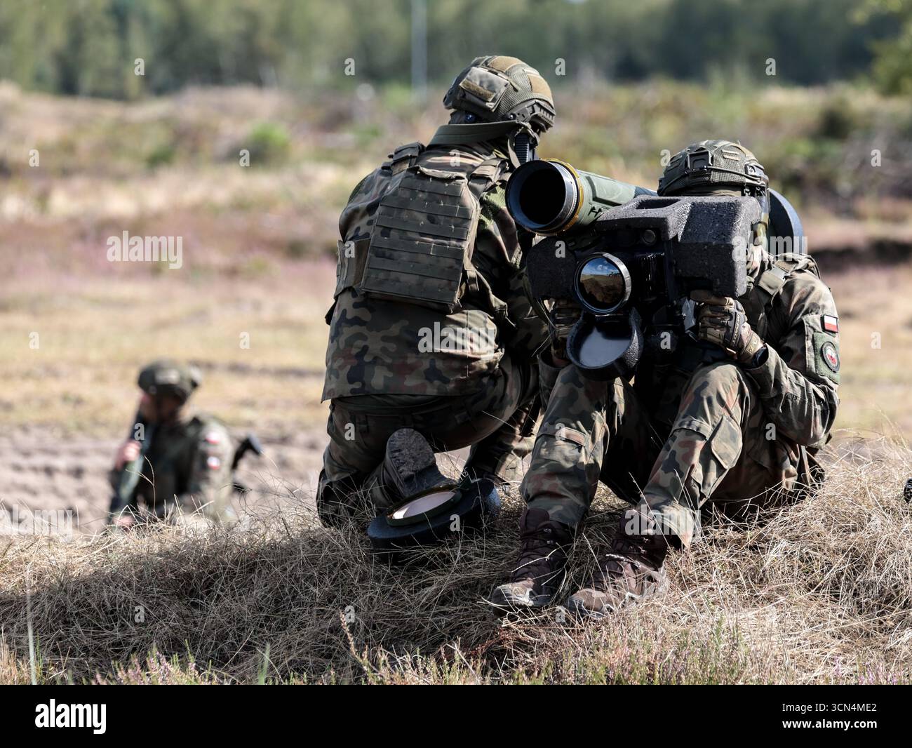 Les soldats d'infanterie polonais des Forces de défense territoriale s'entraînent au tir réel avec Javelin, un système de missiles guidés antichars portable fabriqué par les Américains pour une attaque surprise lors de la journée médiatique Iron Defender 25. L’exercice Iron Defender 25 est l’événement d’entraînement le plus important et le plus important planifié par et pour les forces armées polonaises. Il s'agit d'une série d'exercices défensifs menés sur terre, dans les airs et sur l'eau par les forces terrestres, aériennes, navales, spéciales et territoriales de défense. Trente mille soldats et 600 pièces d'équipement des forces armées polonaises et des alliés de l'OTAN Banque D'Images Les soldats d'infanterie polonais des Forces de défense territoriale s'entraînent au tir réel avec Javelin, un système de missiles guidés antichars portable fabriqué par les Américains pour une attaque surprise lors de la journée médiatique Iron Defender 25. L’exercice Iron Defender 25 est l’événement d’entraînement le plus important et le plus important planifié par et pour les forces armées polonaises. Il s'agit d'une série d'exercices défensifs menés sur terre, dans les airs et sur l'eau par les forces terrestres, aériennes, navales, spéciales et territoriales de défense. Trente mille soldats et 600 pièces d'équipement des forces armées polonaises et des alliés de l'OTAN Banque D'Images