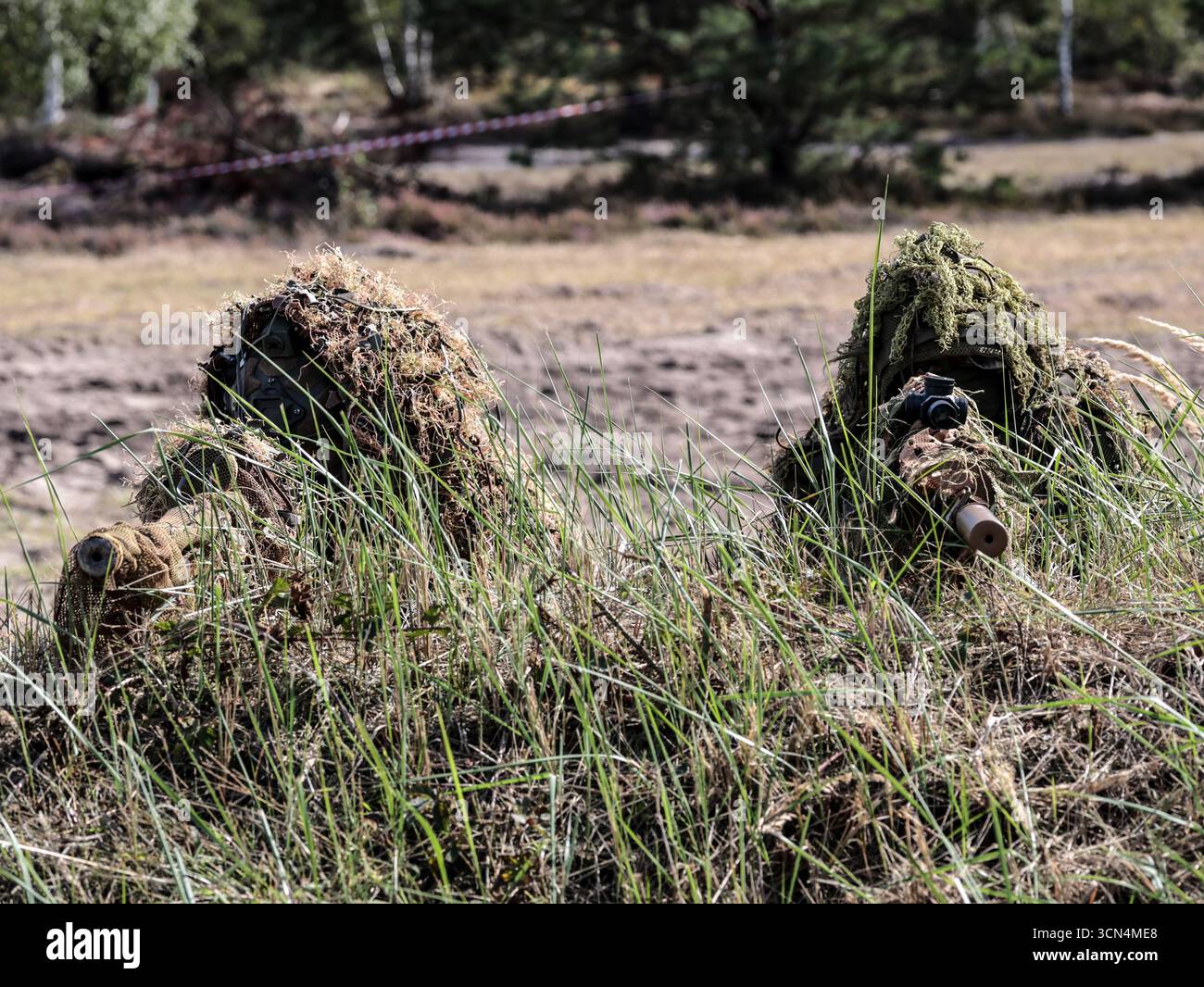 Les tireurs d'élite polonais vus sous couvert des Forces de défense territoriale s'entraînent au tir réel pour une attaque surprise avec des canons Sako M10 et Grot lors de la journée médiatique Iron Defender 25. L’exercice Iron Defender 25 est l’événement d’entraînement le plus important et le plus important planifié par et pour les forces armées polonaises. Il s'agit d'une série d'exercices défensifs menés sur terre, dans les airs et sur l'eau par les forces terrestres, aériennes, navales, spéciales et territoriales de défense. Trente mille soldats et 600 pièces d'équipement des forces armées polonaises et des alliés de l'OTAN y participent. Banque D'Images Les tireurs d'élite polonais vus sous couvert des Forces de défense territoriale s'entraînent au tir réel pour une attaque surprise avec des canons Sako M10 et Grot lors de la journée médiatique Iron Defender 25. L’exercice Iron Defender 25 est l’événement d’entraînement le plus important et le plus important planifié par et pour les forces armées polonaises. Il s'agit d'une série d'exercices défensifs menés sur terre, dans les airs et sur l'eau par les forces terrestres, aériennes, navales, spéciales et territoriales de défense. Trente mille soldats et 600 pièces d'équipement des forces armées polonaises et des alliés de l'OTAN y participent. Banque D'Images