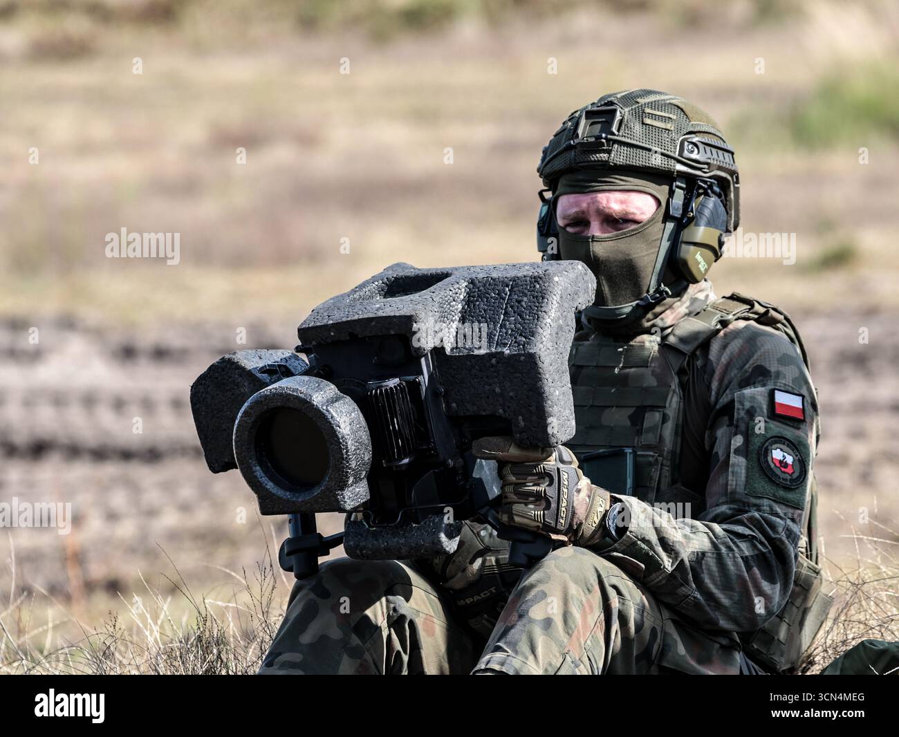 Les soldats d'infanterie polonais des Forces de défense territoriale s'entraînent au tir réel avec Javelin, un système de missiles guidé antichars et portatifs fabriqué par l'américain pour une attaque surprise lors de la journée médiatique Iron Defender 25. L’exercice Iron Defender 25 est l’événement d’entraînement le plus important et le plus important planifié par et pour les forces armées polonaises. Il s'agit d'une série d'exercices défensifs menés sur terre, dans les airs et sur l'eau par les forces terrestres, aériennes, navales, spéciales et territoriales de défense. Trente mille soldats et 600 pièces d'équipement des forces armées polonaises et de l'OTAN Banque D'Images Les soldats d'infanterie polonais des Forces de défense territoriale s'entraînent au tir réel avec Javelin, un système de missiles guidé antichars et portatifs fabriqué par l'américain pour une attaque surprise lors de la journée médiatique Iron Defender 25. L’exercice Iron Defender 25 est l’événement d’entraînement le plus important et le plus important planifié par et pour les forces armées polonaises. Il s'agit d'une série d'exercices défensifs menés sur terre, dans les airs et sur l'eau par les forces terrestres, aériennes, navales, spéciales et territoriales de défense. Trente mille soldats et 600 pièces d'équipement des forces armées polonaises et de l'OTAN Banque D'Images