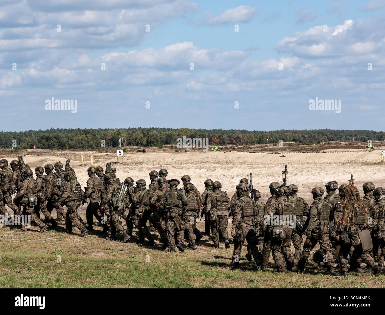 Des soldats d'infanterie polonais des Forces de défense territoriale défilent lors d'un entraînement au tir réel pour une attaque surprise lors de la journée médiatique Iron Defender 25. L’exercice Iron Defender 25 est l’événement d’entraînement le plus important et le plus important planifié par et pour les forces armées polonaises. Il s'agit d'une série d'exercices défensifs menés sur terre, dans les airs et sur l'eau par les forces terrestres, aériennes, navales, spéciales et territoriales de défense. Trente mille soldats et 600 pièces d'équipement des forces armées polonaises et des alliés de l'OTAN y participent. Banque D'Images Des soldats d'infanterie polonais des Forces de défense territoriale défilent lors d'un entraînement au tir réel pour une attaque surprise lors de la journée médiatique Iron Defender 25. L’exercice Iron Defender 25 est l’événement d’entraînement le plus important et le plus important planifié par et pour les forces armées polonaises. Il s'agit d'une série d'exercices défensifs menés sur terre, dans les airs et sur l'eau par les forces terrestres, aériennes, navales, spéciales et territoriales de défense. Trente mille soldats et 600 pièces d'équipement des forces armées polonaises et des alliés de l'OTAN y participent. Banque D'Images