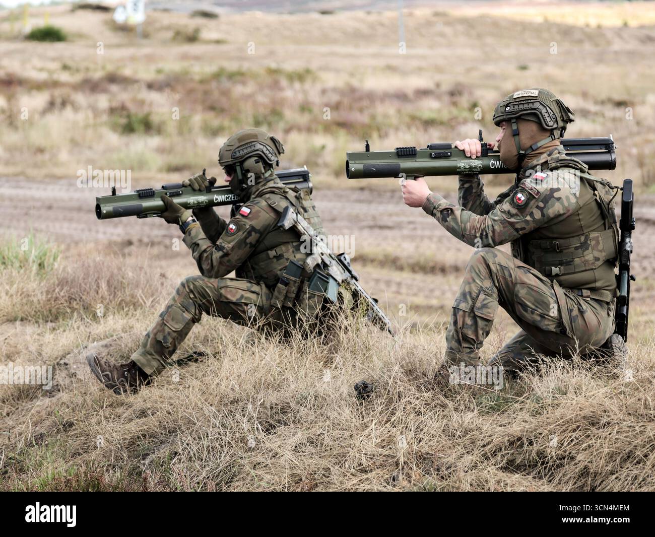 Les soldats d'infanterie polonais des Forces de défense territoriale s'entraînent au tir réel avec la LOI M72, une arme antichar portable non guidée pour une attaque surprise lors de la journée médiatique Iron Defender 25. L’exercice Iron Defender 25 est l’événement d’entraînement le plus important et le plus important planifié par et pour les forces armées polonaises. Il s'agit d'une série d'exercices défensifs menés sur terre, dans les airs et sur l'eau par les forces terrestres, aériennes, navales, spéciales et territoriales de défense. Trente mille soldats et 600 pièces d'équipement des forces armées polonaises et des alliés de l'OTAN y participent. Banque D'Images Les soldats d'infanterie polonais des Forces de défense territoriale s'entraînent au tir réel avec la LOI M72, une arme antichar portable non guidée pour une attaque surprise lors de la journée médiatique Iron Defender 25. L’exercice Iron Defender 25 est l’événement d’entraînement le plus important et le plus important planifié par et pour les forces armées polonaises. Il s'agit d'une série d'exercices défensifs menés sur terre, dans les airs et sur l'eau par les forces terrestres, aériennes, navales, spéciales et territoriales de défense. Trente mille soldats et 600 pièces d'équipement des forces armées polonaises et des alliés de l'OTAN y participent. Banque D'Images