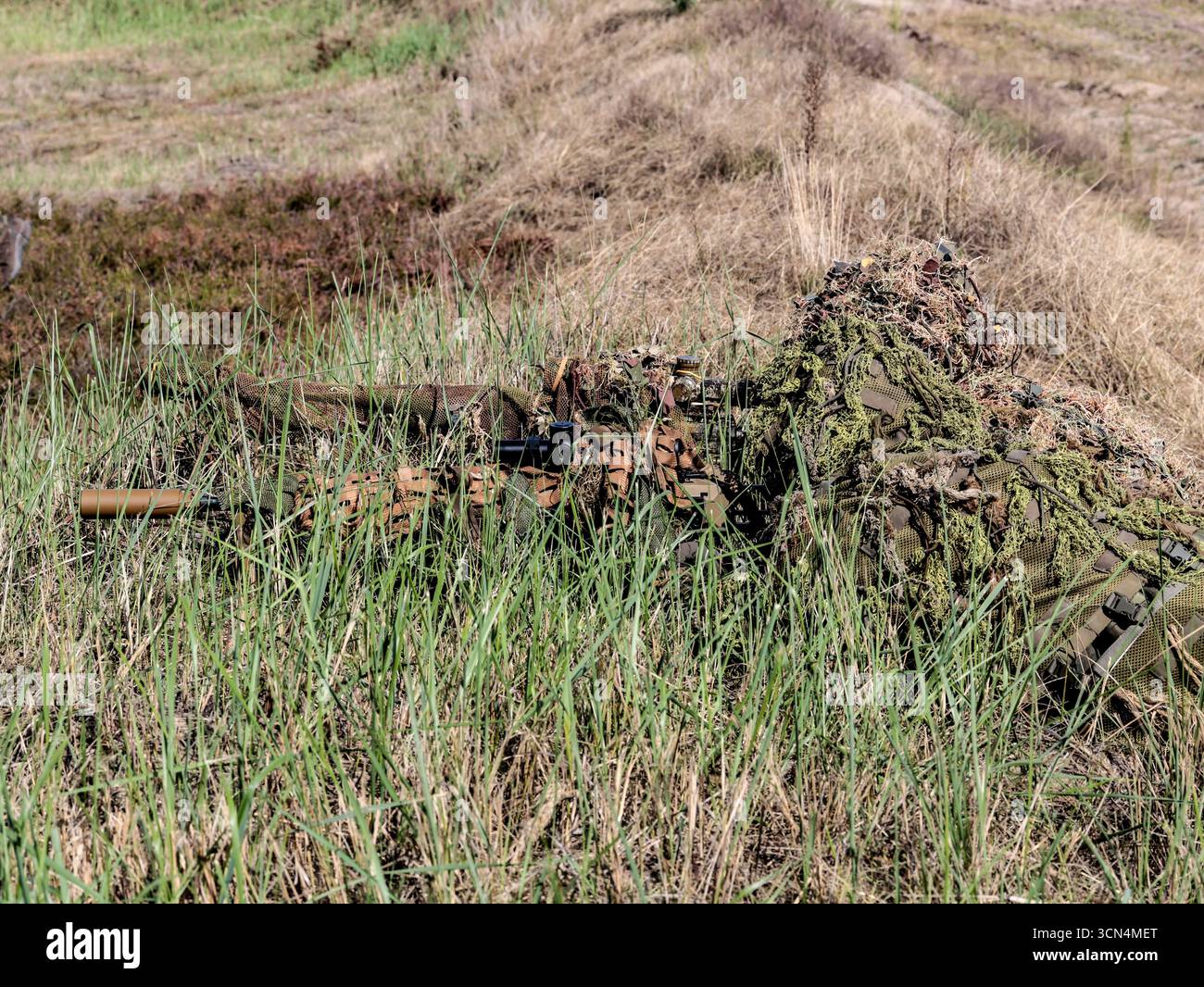 Les tireurs d'élite polonais vus sous couvert des Forces de défense territoriale s'entraînent au tir réel pour une attaque surprise avec des canons Sako M10 et Grot lors de la journée médiatique Iron Defender 25. L’exercice Iron Defender 25 est l’événement d’entraînement le plus important et le plus important planifié par et pour les forces armées polonaises. Il s'agit d'une série d'exercices défensifs menés sur terre, dans les airs et sur l'eau par les forces terrestres, aériennes, navales, spéciales et territoriales de défense. Trente mille soldats et 600 pièces d'équipement des forces armées polonaises et des alliés de l'OTAN y participent. Banque D'Images Les tireurs d'élite polonais vus sous couvert des Forces de défense territoriale s'entraînent au tir réel pour une attaque surprise avec des canons Sako M10 et Grot lors de la journée médiatique Iron Defender 25. L’exercice Iron Defender 25 est l’événement d’entraînement le plus important et le plus important planifié par et pour les forces armées polonaises. Il s'agit d'une série d'exercices défensifs menés sur terre, dans les airs et sur l'eau par les forces terrestres, aériennes, navales, spéciales et territoriales de défense. Trente mille soldats et 600 pièces d'équipement des forces armées polonaises et des alliés de l'OTAN y participent. Banque D'Images