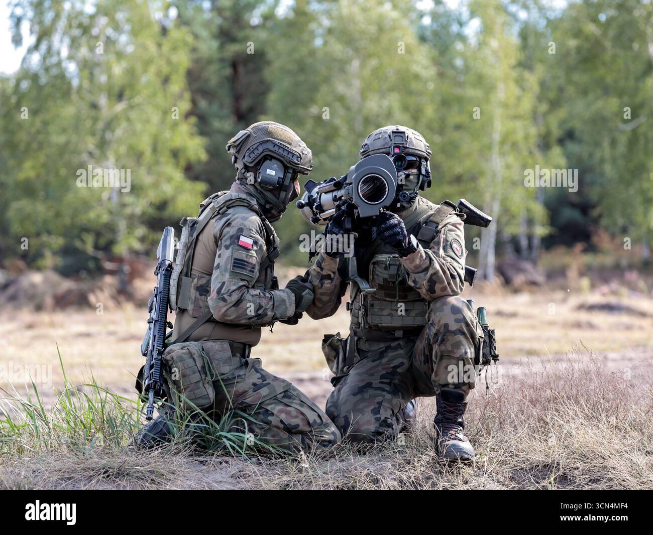 Des soldats d'infanterie polonais des Forces de défense territoriale s'entraînent au tir réel avec le lanceur sans recul Carl Gustaf de fabrication suédoise pour une attaque surprise lors de la journée médiatique Iron Defender 25. L’exercice Iron Defender 25 est l’événement d’entraînement le plus important et le plus important planifié par et pour les forces armées polonaises. Il s'agit d'une série d'exercices défensifs menés sur terre, dans les airs et sur l'eau par les forces terrestres, aériennes, navales, spéciales et territoriales de défense. Trente mille soldats et 600 pièces d'équipement des forces armées polonaises et des alliés de l'OTAN y participent. Banque D'Images Des soldats d'infanterie polonais des Forces de défense territoriale s'entraînent au tir réel avec le lanceur sans recul Carl Gustaf de fabrication suédoise pour une attaque surprise lors de la journée médiatique Iron Defender 25. L’exercice Iron Defender 25 est l’événement d’entraînement le plus important et le plus important planifié par et pour les forces armées polonaises. Il s'agit d'une série d'exercices défensifs menés sur terre, dans les airs et sur l'eau par les forces terrestres, aériennes, navales, spéciales et territoriales de défense. Trente mille soldats et 600 pièces d'équipement des forces armées polonaises et des alliés de l'OTAN y participent. Banque D'Images