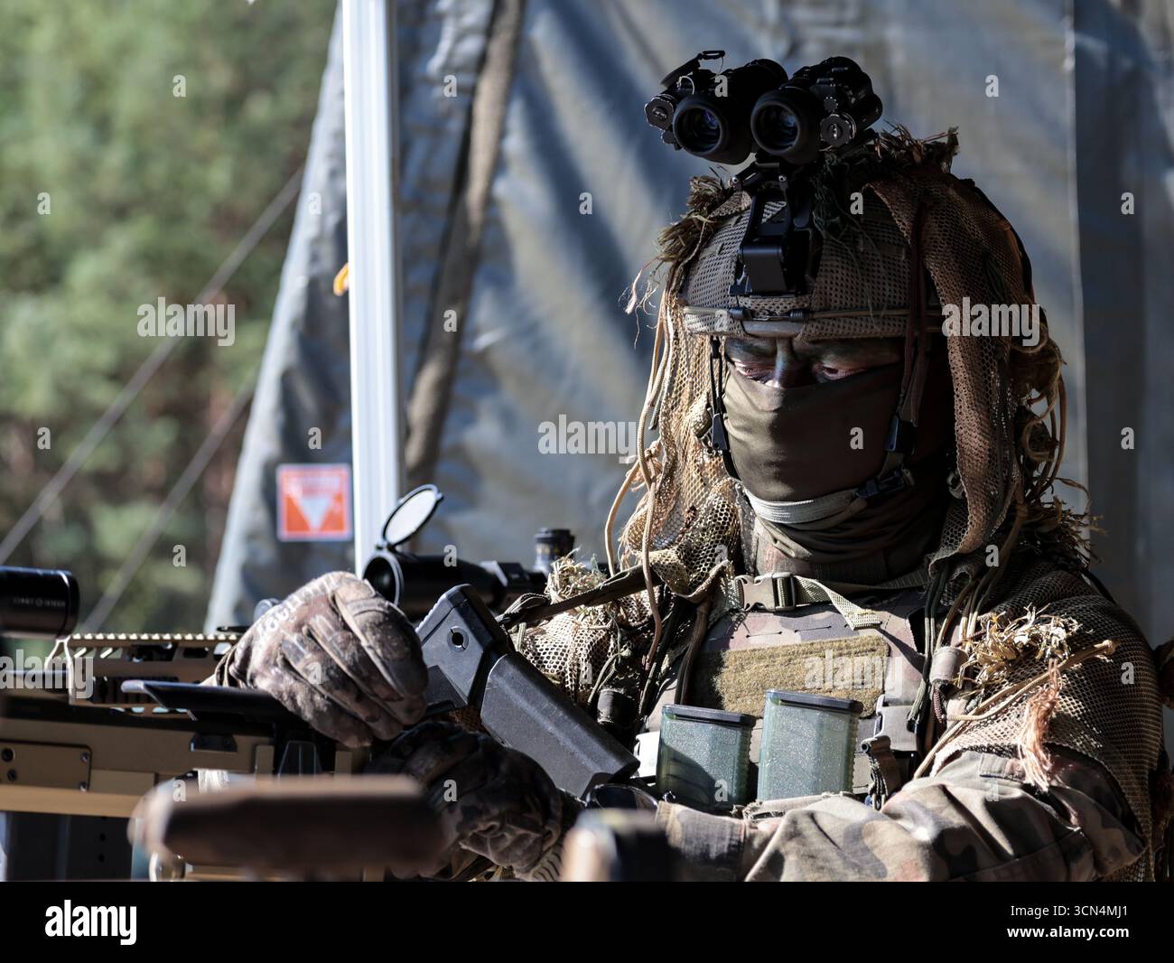 Un tireur d'élite polonais des Forces de défense territoriale entraîne des tirs réels pour une attaque surprise lors de la journée médiatique Iron Defender 25. L’exercice Iron Defender 25 est l’événement d’entraînement le plus important et le plus important planifié par et pour les forces armées polonaises. Il s'agit d'une série d'exercices défensifs menés sur terre, dans les airs et sur l'eau par les forces terrestres, aériennes, navales, spéciales et territoriales de défense. Trente mille soldats et 600 pièces d'équipement des forces armées polonaises et des alliés de l'OTAN y participent. Banque D'Images Un tireur d'élite polonais des Forces de défense territoriale entraîne des tirs réels pour une attaque surprise lors de la journée médiatique Iron Defender 25. L’exercice Iron Defender 25 est l’événement d’entraînement le plus important et le plus important planifié par et pour les forces armées polonaises. Il s'agit d'une série d'exercices défensifs menés sur terre, dans les airs et sur l'eau par les forces terrestres, aériennes, navales, spéciales et territoriales de défense. Trente mille soldats et 600 pièces d'équipement des forces armées polonaises et des alliés de l'OTAN y participent. Banque D'Images
