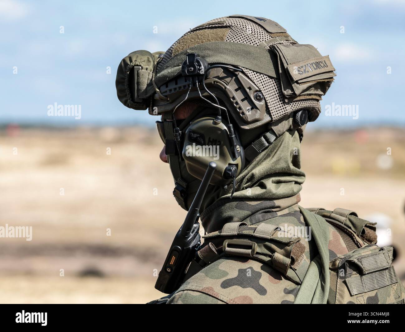 Un soldat d'infanterie polonais des Forces de défense territoriale observe le terrain lors d'un entraînement au tir réel pour une attaque surprise lors de la journée médiatique Iron Defender 25. L’exercice Iron Defender 25 est l’événement d’entraînement le plus important et le plus important planifié par et pour les forces armées polonaises. Il s'agit d'une série d'exercices défensifs menés sur terre, dans les airs et sur l'eau par les forces terrestres, aériennes, navales, spéciales et territoriales de défense. Trente mille soldats et 600 pièces d'équipement des forces armées polonaises et des alliés de l'OTAN y participent. Banque D'Images Un soldat d'infanterie polonais des Forces de défense territoriale observe le terrain lors d'un entraînement au tir réel pour une attaque surprise lors de la journée médiatique Iron Defender 25. L’exercice Iron Defender 25 est l’événement d’entraînement le plus important et le plus important planifié par et pour les forces armées polonaises. Il s'agit d'une série d'exercices défensifs menés sur terre, dans les airs et sur l'eau par les forces terrestres, aériennes, navales, spéciales et territoriales de défense. Trente mille soldats et 600 pièces d'équipement des forces armées polonaises et des alliés de l'OTAN y participent. Banque D'Images