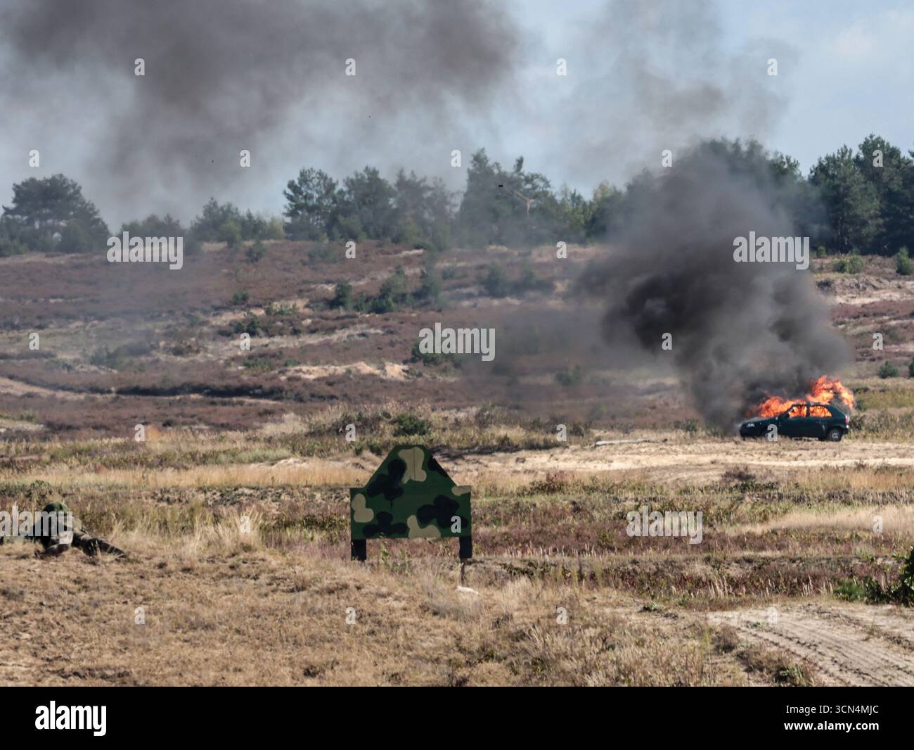 Une voiture brûle alors que des soldats d'infanterie polonaise des Forces de défense territoriale s'entraînent en tir réel pour une attaque surprise lors de la journée médiatique Iron Defender 25. L’exercice Iron Defender 25 est l’événement d’entraînement le plus important et le plus important planifié par et pour les forces armées polonaises. Il s'agit d'une série d'exercices défensifs menés sur terre, dans les airs et sur l'eau par les forces terrestres, aériennes, navales, spéciales et territoriales de défense. Trente mille soldats et 600 pièces d'équipement des forces armées polonaises et des alliés de l'OTAN y participent. Banque D'Images Une voiture brûle alors que des soldats d'infanterie polonaise des Forces de défense territoriale s'entraînent en tir réel pour une attaque surprise lors de la journée médiatique Iron Defender 25. L’exercice Iron Defender 25 est l’événement d’entraînement le plus important et le plus important planifié par et pour les forces armées polonaises. Il s'agit d'une série d'exercices défensifs menés sur terre, dans les airs et sur l'eau par les forces terrestres, aériennes, navales, spéciales et territoriales de défense. Trente mille soldats et 600 pièces d'équipement des forces armées polonaises et des alliés de l'OTAN y participent. Banque D'Images