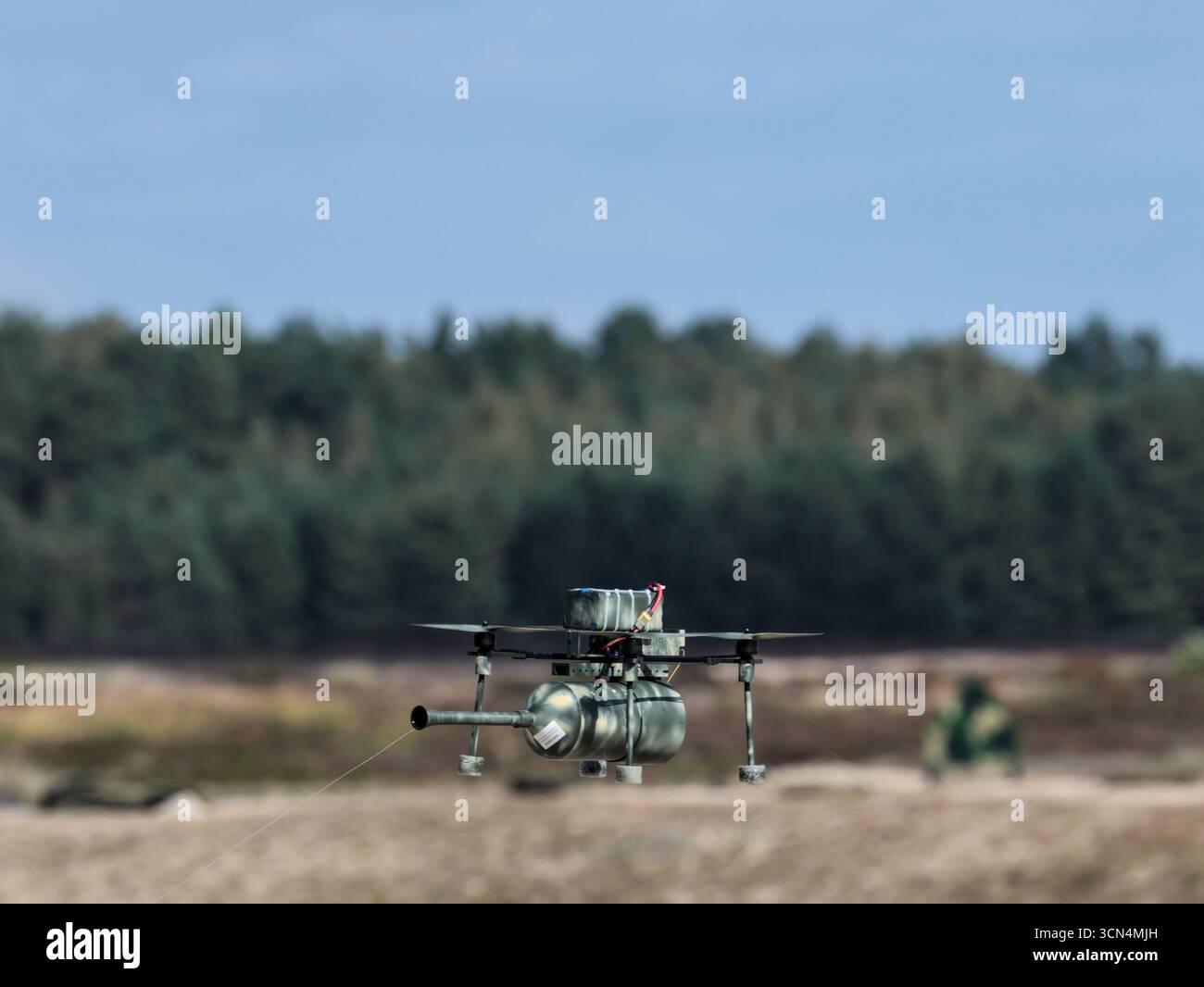Un drone de soldats d'infanterie polonais, les Forces de défense territoriale ont montré lors de l'entraînement au tir de vie pour une attaque surprise lors de la journée médiatique Iron Defender 25. L’exercice Iron Defender 25 est l’événement d’entraînement le plus important et le plus important planifié par et pour les forces armées polonaises. Il s'agit d'une série d'exercices défensifs menés sur terre, dans les airs et sur l'eau par les forces terrestres, aériennes, navales, spéciales et territoriales de défense. Trente mille soldats et 600 pièces d'équipement des forces armées polonaises et des alliés de l'OTAN y participent. Banque D'Images Un drone de soldats d'infanterie polonais, les Forces de défense territoriale ont montré lors de l'entraînement au tir de vie pour une attaque surprise lors de la journée médiatique Iron Defender 25. L’exercice Iron Defender 25 est l’événement d’entraînement le plus important et le plus important planifié par et pour les forces armées polonaises. Il s'agit d'une série d'exercices défensifs menés sur terre, dans les airs et sur l'eau par les forces terrestres, aériennes, navales, spéciales et territoriales de défense. Trente mille soldats et 600 pièces d'équipement des forces armées polonaises et des alliés de l'OTAN y participent. Banque D'Images
