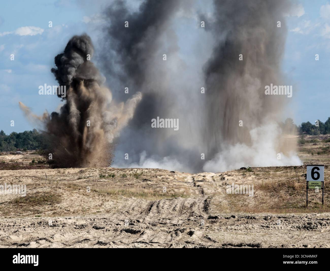 Explosions vues alors que des soldats d'infanterie polonais des Forces de défense territoriale s'entraînent à tirer à vue sous couvert lors de la journée médiatique Iron Defender 25. L’exercice Iron Defender 25 est l’événement d’entraînement le plus important et le plus important planifié par et pour les forces armées polonaises. Il s'agit d'une série d'exercices défensifs menés sur terre, dans les airs et sur l'eau par les forces terrestres, aériennes, navales, spéciales et territoriales de défense. Trente mille soldats et 600 pièces d'équipement des forces armées polonaises et des alliés de l'OTAN y participent. Banque D'Images