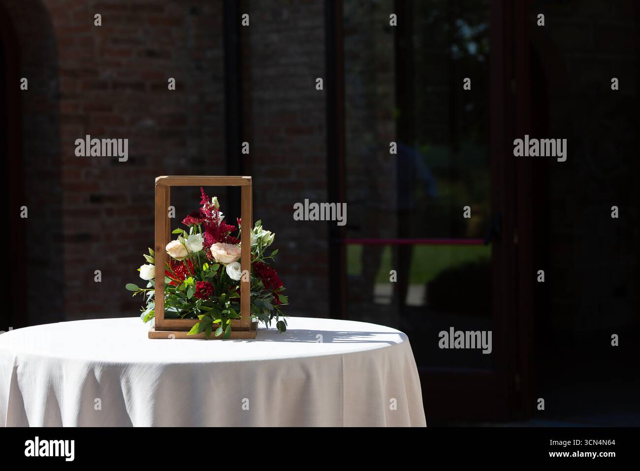 Belle pièce maîtresse florale ajoute une touche d'élégance à une réception de mariage Banque D'Images