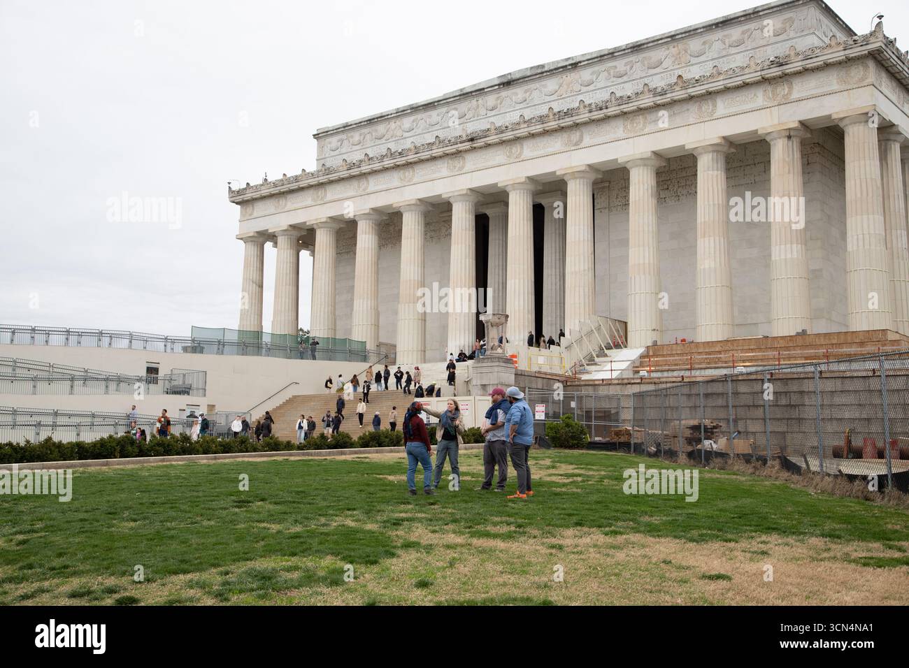 Un groupe debout devant le Lincoln Memorial en construction Banque D'Images