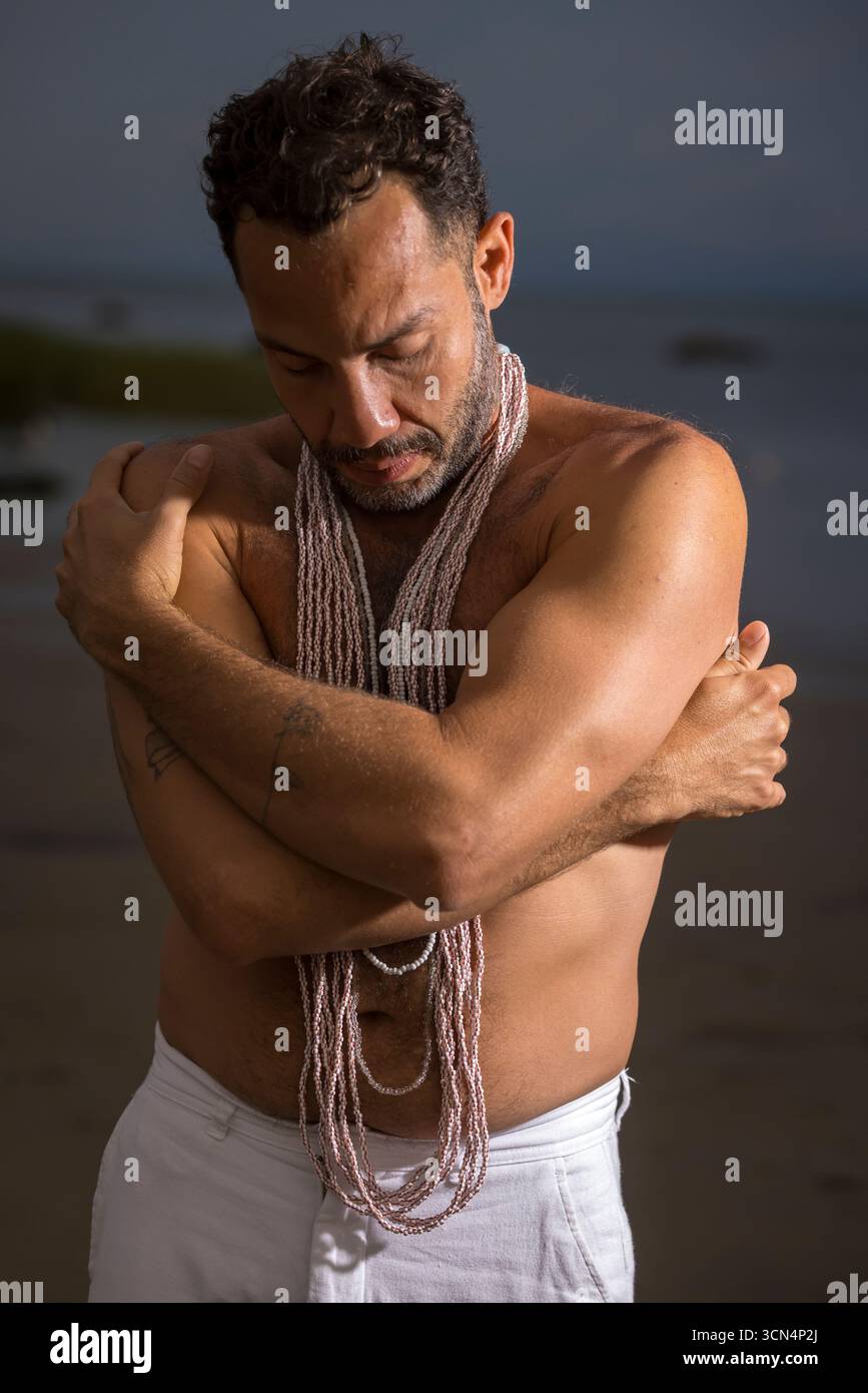Homme portant une danse blanche sur la plage de Cape Cod pendant le pi Banque D'Images