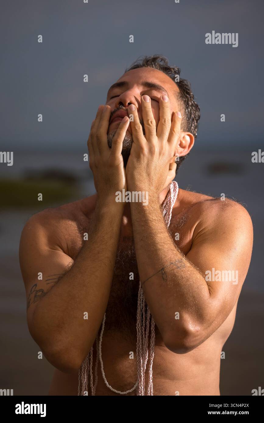 Homme portant une danse blanche sur la plage de Cape Cod pendant le pi Banque D'Images
