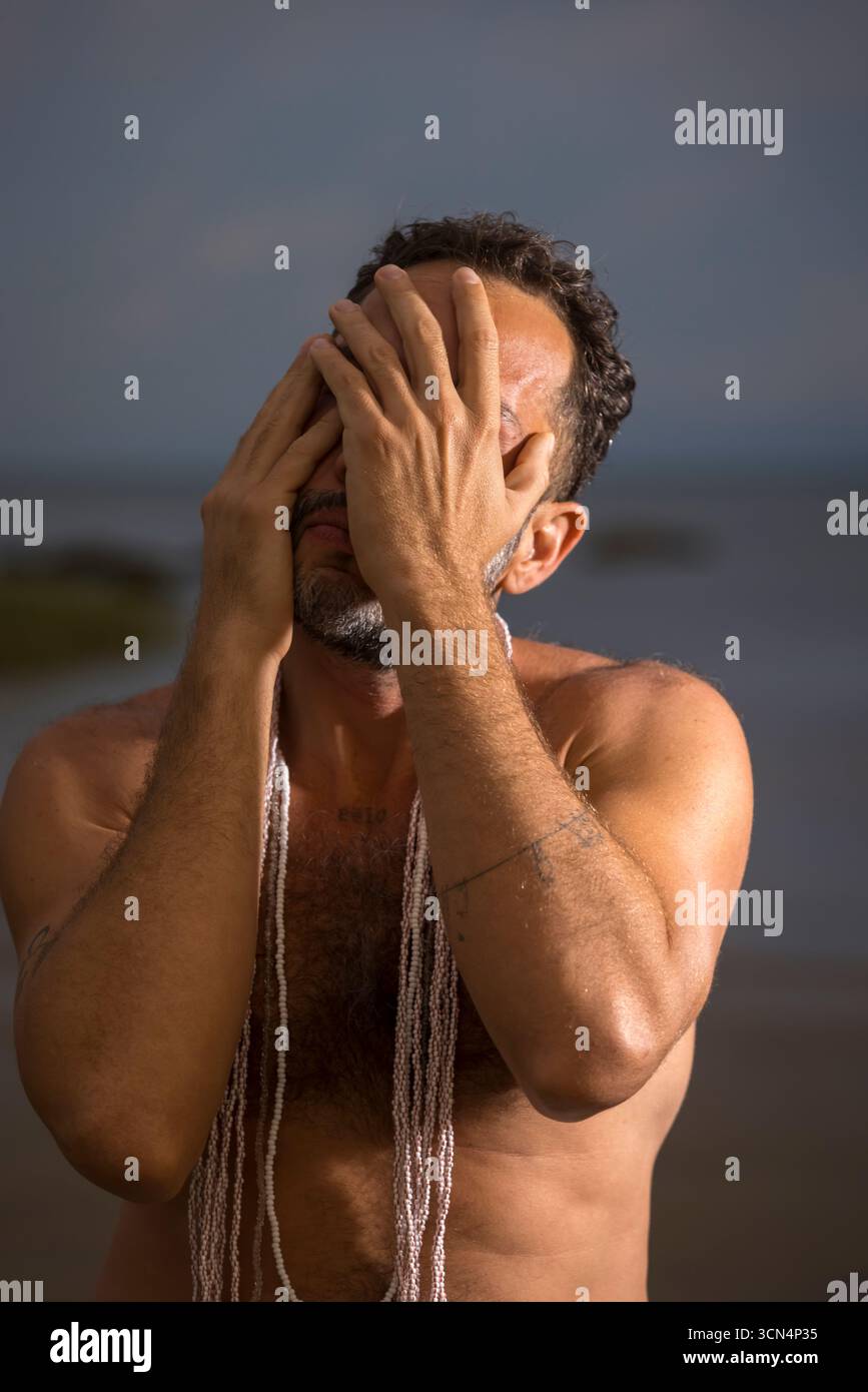 Homme portant une danse blanche sur la plage de Cape Cod pendant le pi Banque D'Images