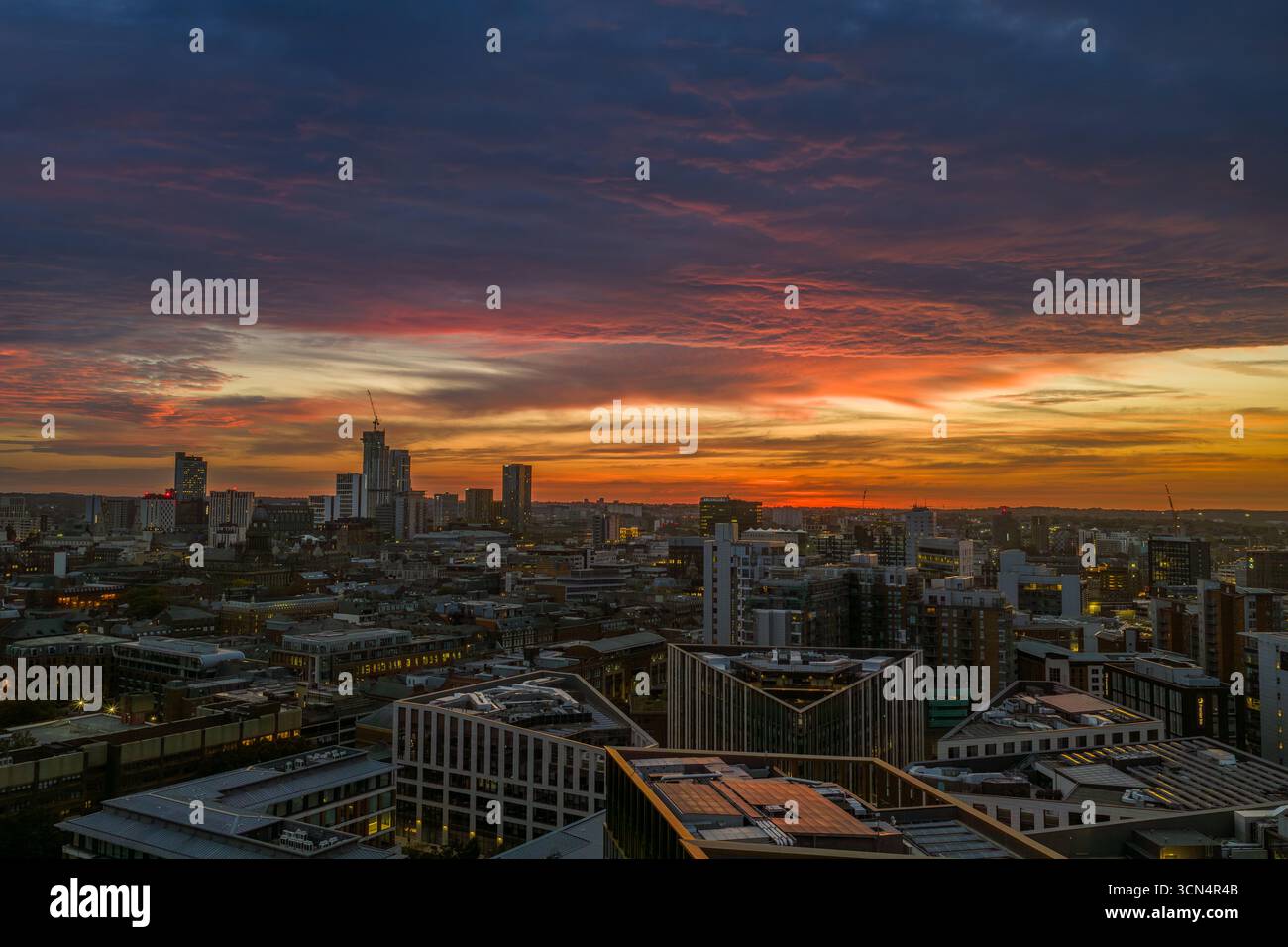 Lever de soleil spectaculaire sur Leeds City Skyline Banque D'Images