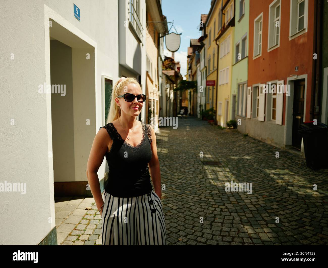 Touriste appréciant les vacances d'été à lindau marchant dans les rues Banque D'Images