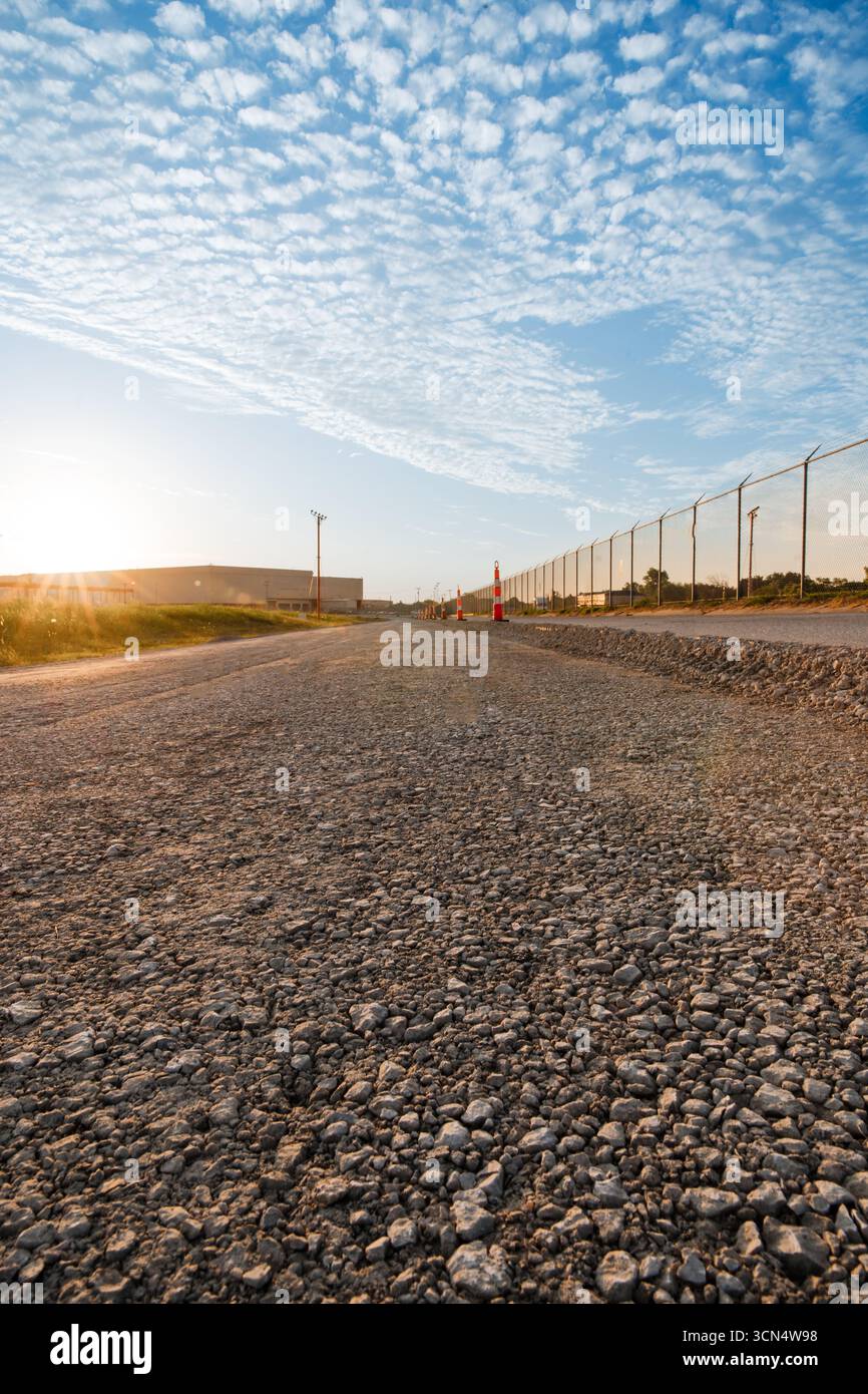 Lever du soleil sur le chantier de construction de la route Banque D'Images