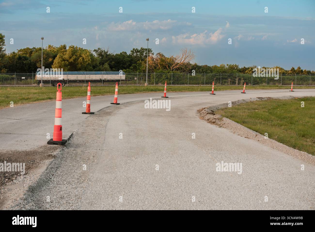 Construction de routes en cours avec Gravel et cônes Banque D'Images
