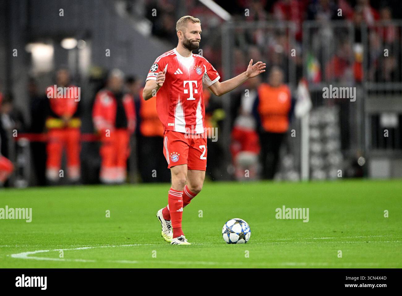 Muenchen, Deutschland. 17 septembre 2025. Fussball ; Spieltag 01, Journée 01, UEFA Champions League ; saison 2025/2026; saison 2025/2026, Bayern Muenchen gegen FC Chelsea AM 17.09.2025 à Muenchen. UBz : 27 Konrad Laimer, Bayern Muenchen. Zeigt Breitet die arme aus. AL Allgemeines Bild, Allgemeines Foto, Symbolbild, Symbolfoto. Crédit : dpa/Alamy Live News Banque D'Images