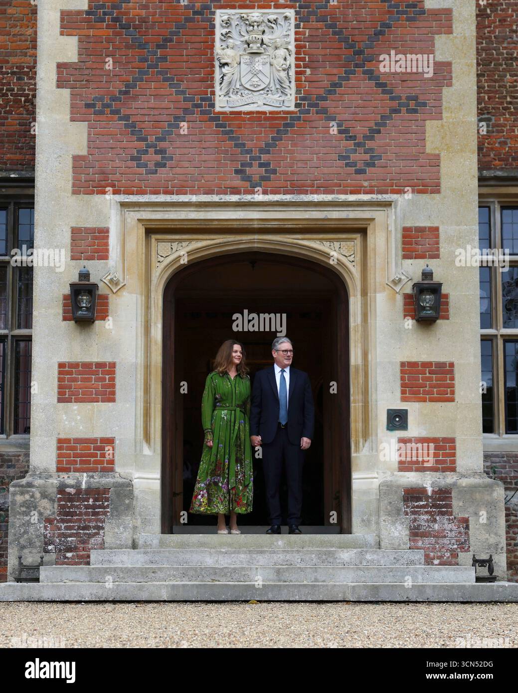 ELLESBOROUGH, ANGLETERRE, Royaume-Uni - 18 septembre 2025 - le premier ministre britannique Sir Keir Starmer et Lady Victoria Starmer attendent l'arrivée du président américain Donald à la résidence officielle du premier ministre à Chequers dans le Buckinghamshire, Angleterre, Royaume-Uni lors d'une visite d'État organisée par le premier ministre et le roi Charles III - photo : Geopix/No 10/Lauren Hurley Banque D'Images
