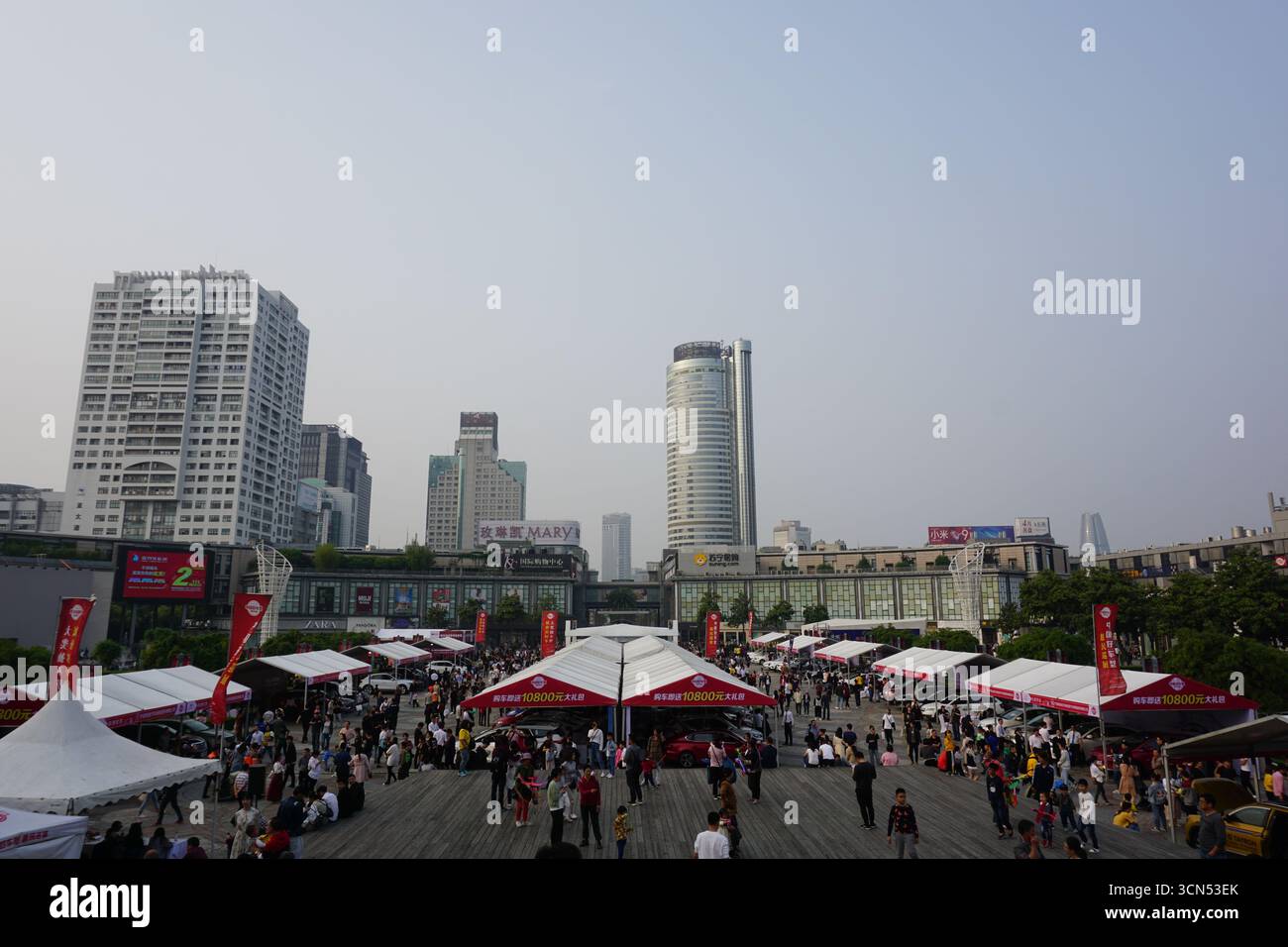Ningbo (Zhejiang), Chine : place Tianyi Banque D'Images