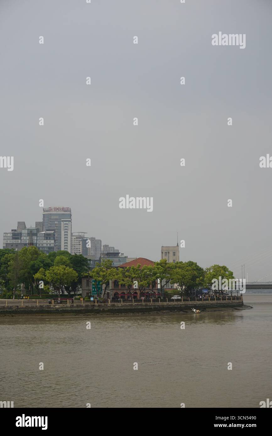 Ningbo (Zhejiang), Chine : vue d'ensemble du parc Waitan depuis le pont du Xinjiang Banque D'Images