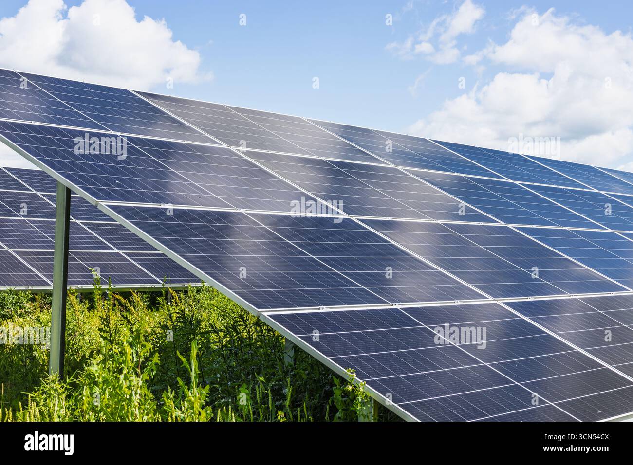 Solar Farm Array générant de l'énergie renouvelable propre Banque D'Images