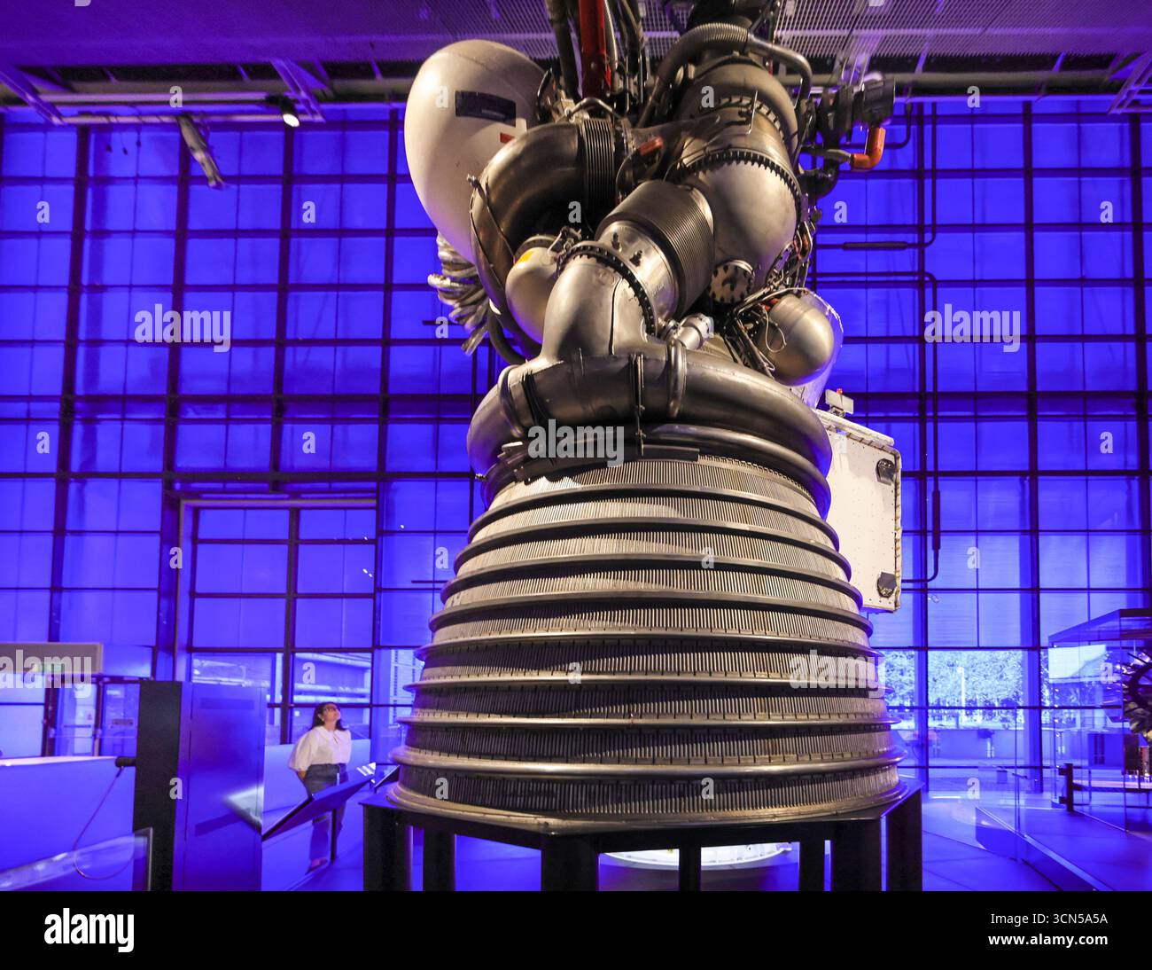 Londres, Royaume-Uni. 19 septembre 2025. S'IL VOUS PLAÎT NOTER EMBARGO JUSQU'À SAT 20 SEP, 00,01 personnel du musée avec le modèle d'essai grandeur nature de BepiColombo, le vaisseau spatial de 6m de haut devrait arriver à Mercure - la planète rocheuse la moins explorée de notre système solaire - en 2026, ainsi que d'autres expositions dans l'exposition. La nouvelle galerie Space du Musée des Sciences rassemble des objets remarquables qui célèbrent la première ère spatiale et l’avenir de l’exploration spatiale. Crédit : Imageplotter/Alamy Live News Banque D'Images