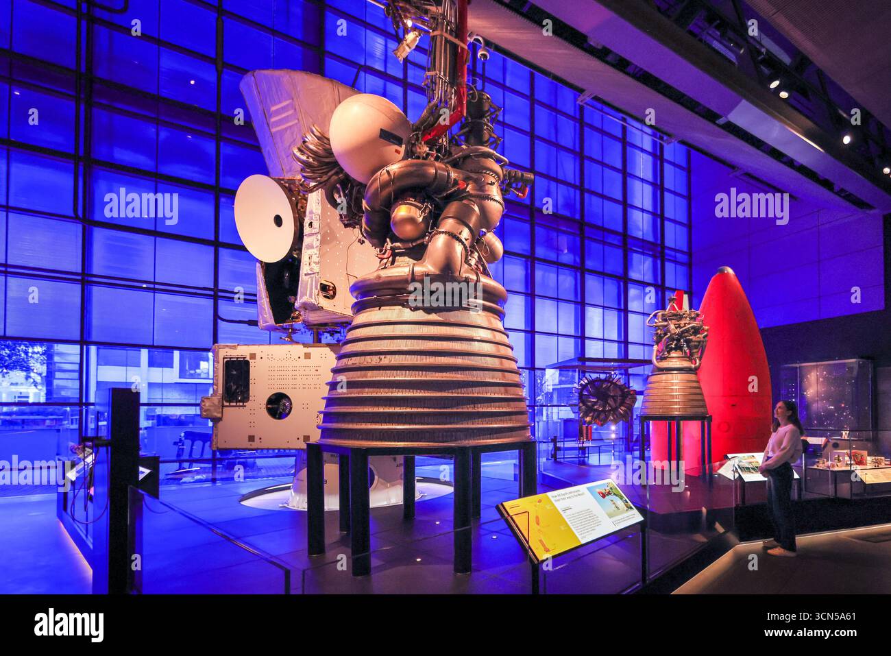 Londres, Royaume-Uni. 19 septembre 2025. S'IL VOUS PLAÎT NOTER EMBARGO JUSQU'À SAT 20 SEP, 00,01 personnel du musée avec le modèle d'essai grandeur nature de BepiColombo, le vaisseau spatial de 6m de haut devrait arriver à Mercure - la planète rocheuse la moins explorée de notre système solaire - en 2026, ainsi que d'autres expositions dans l'exposition. La nouvelle galerie Space du Musée des Sciences rassemble des objets remarquables qui célèbrent la première ère spatiale et l’avenir de l’exploration spatiale. Crédit : Imageplotter/Alamy Live News Banque D'Images