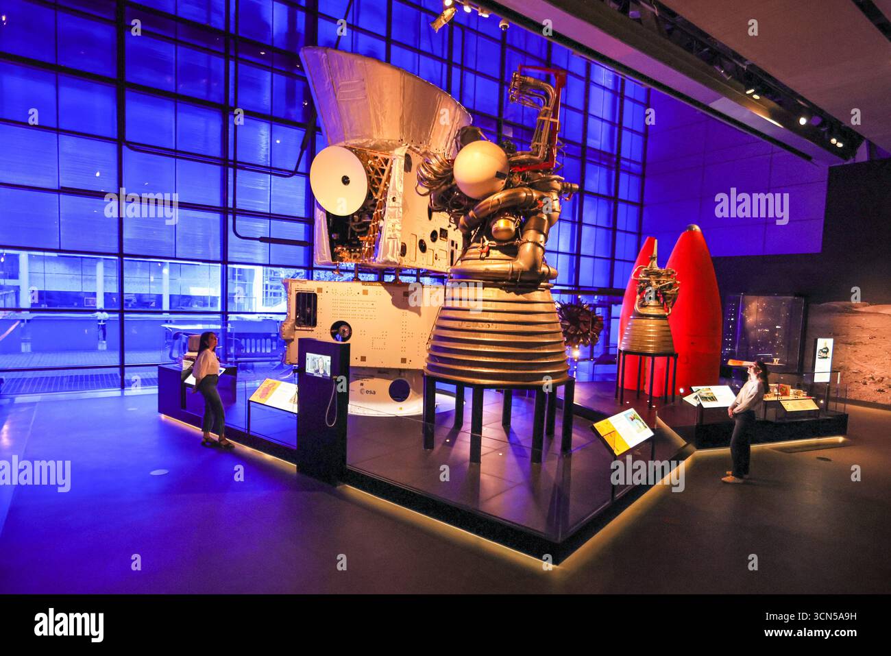 Londres, Royaume-Uni. 19 septembre 2025. S'IL VOUS PLAÎT NOTER EMBARGO JUSQU'À SAT 20 SEP, 00,01 personnel du musée avec le modèle d'essai grandeur nature de BepiColombo, le vaisseau spatial de 6m de haut devrait arriver à Mercure - la planète rocheuse la moins explorée de notre système solaire - en 2026, ainsi que d'autres expositions dans l'exposition. La nouvelle galerie Space du Musée des Sciences rassemble des objets remarquables qui célèbrent la première ère spatiale et l’avenir de l’exploration spatiale. Crédit : Imageplotter/Alamy Live News Banque D'Images