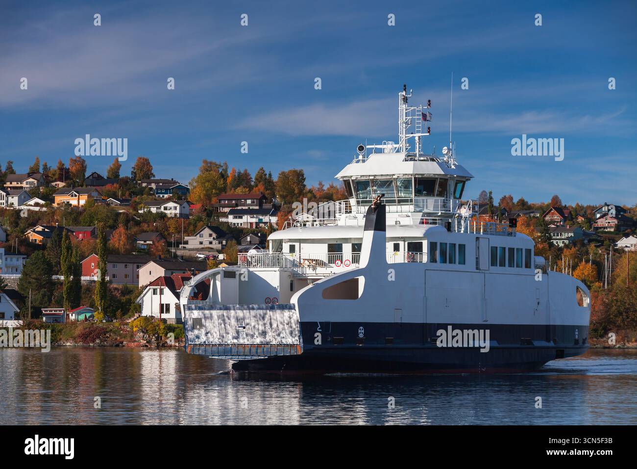 White Ro-Ro ferry navigue dans la baie de la ville norvégienne le jour ensoleillé d'automne. Levanger, Norvège Banque D'Images