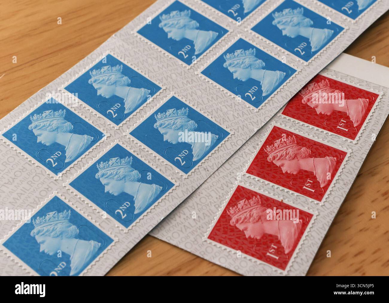 Un mélange de timbres postaux royaux de 1re classe, 2e classe représentant le portrait de la reine Elizabeth II sans code à barres et ne sont plus valides Banque D'Images