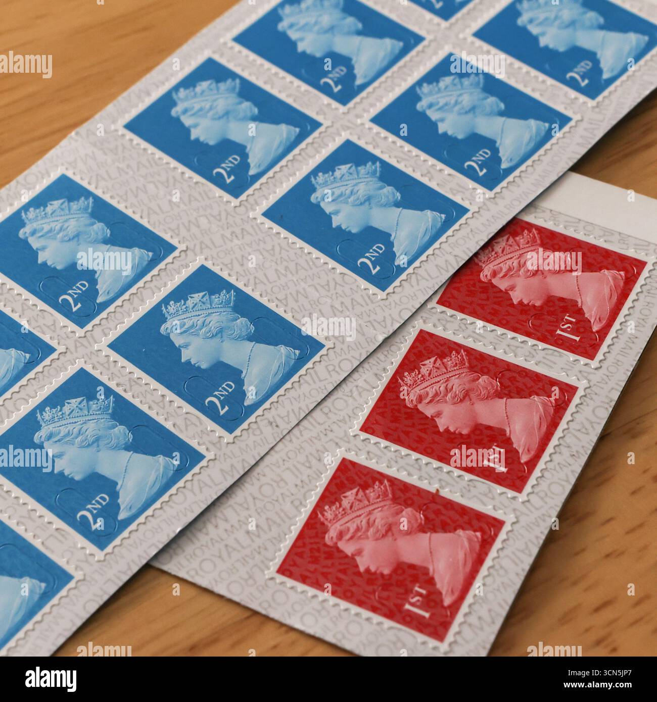 Un mélange de timbres postaux royaux de 1re classe, 2e classe représentant le portrait de la reine Elizabeth II sans code à barres et ne sont plus valides Banque D'Images
