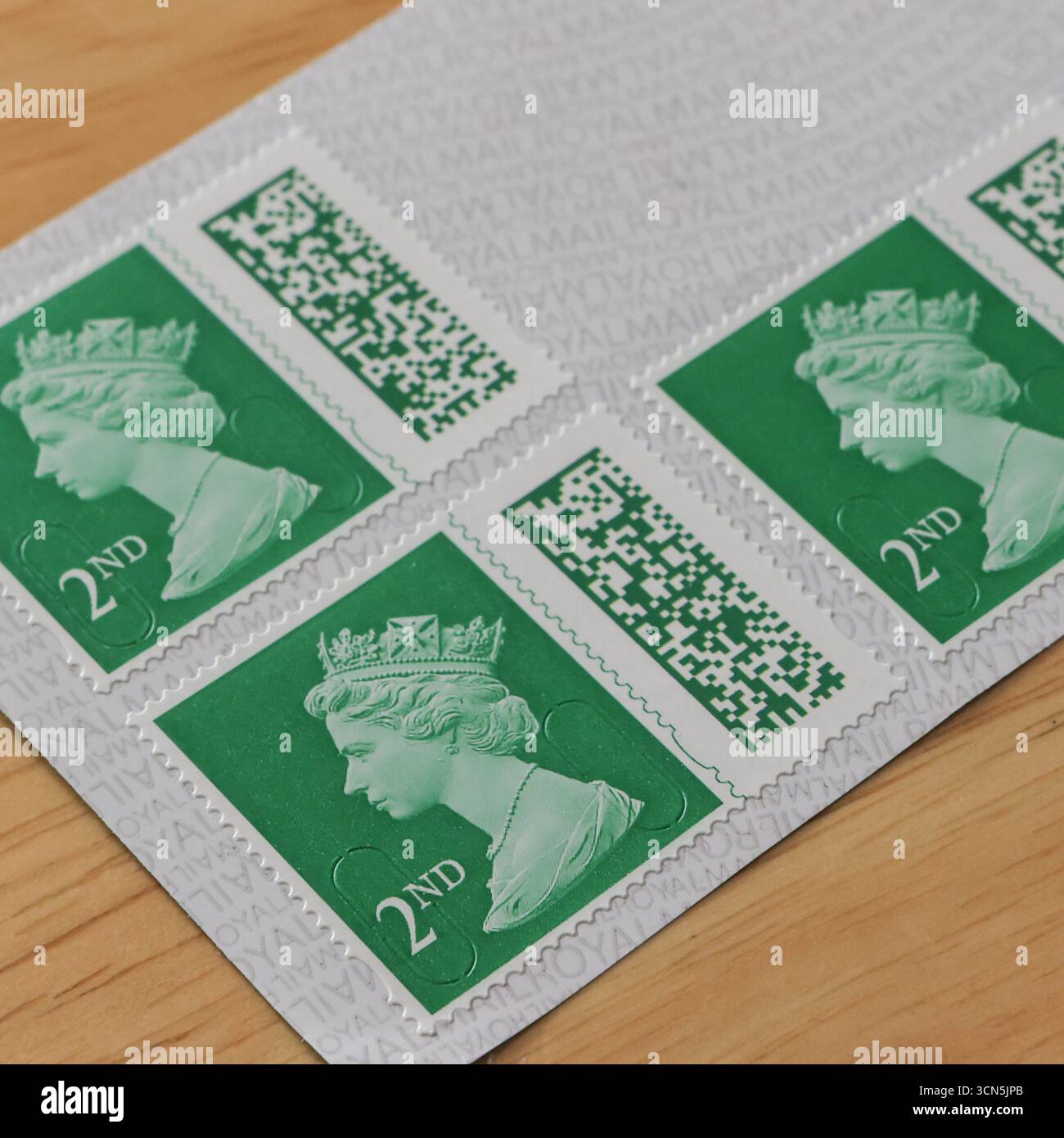 Timbres-poste Royal mail de 2ème classe avec un code-barres représentant le portrait de la reine Elizabeth II qui peut encore être utilisé après sa mort Banque D'Images