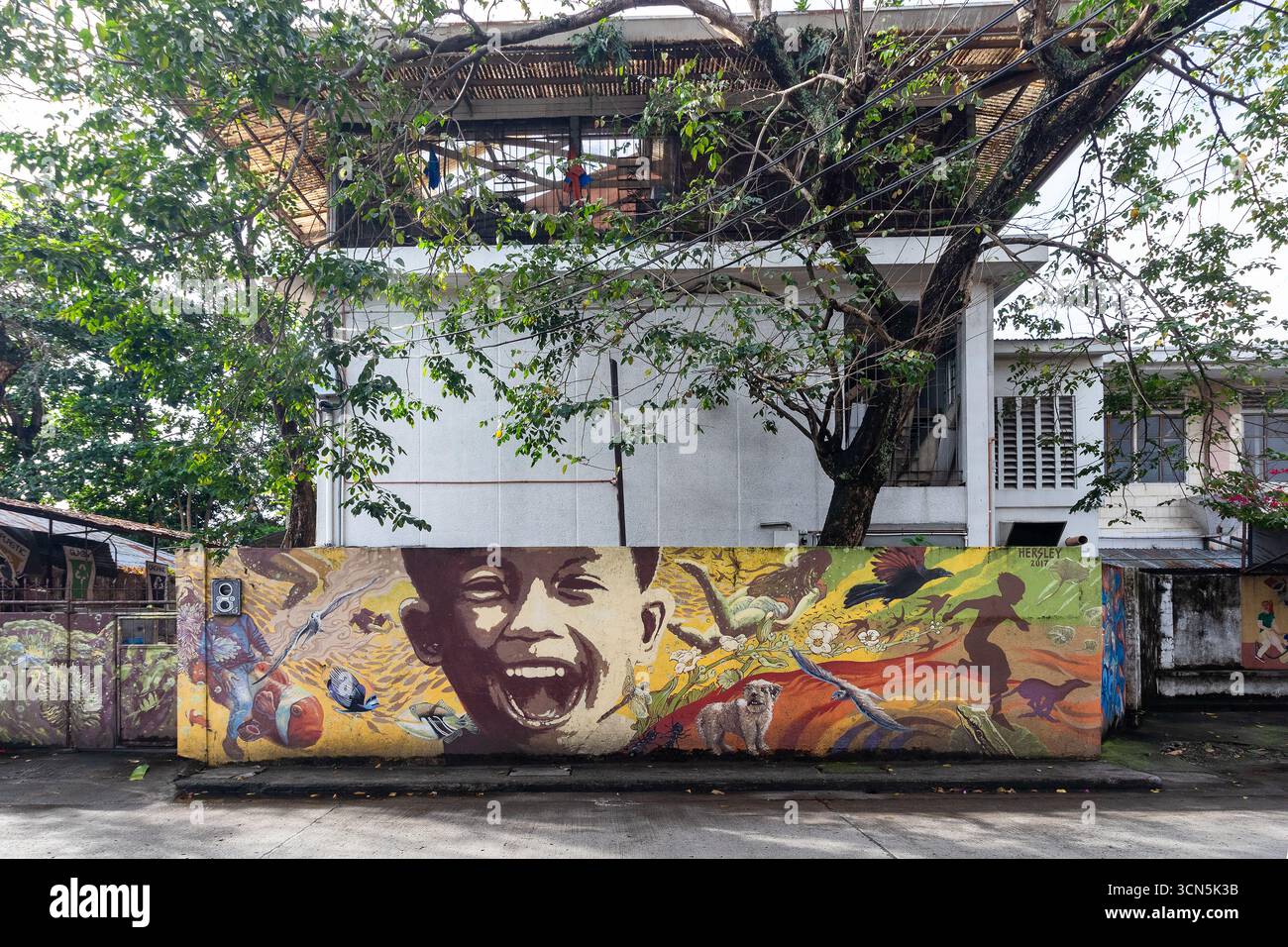 La murale murale Laughing Boy de l'artiste philippin Hersley Casero à Dumaguete City, Philippines Banque D'Images