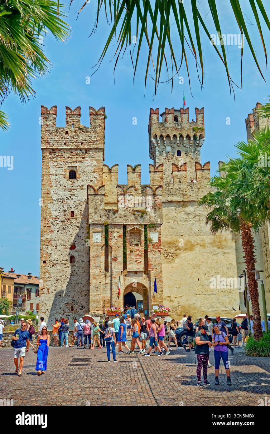 Le château de Scaligero et le port de Sirmione à Sirmione sur le lac de Garde, province de Brescia, Italie. Banque D'Images