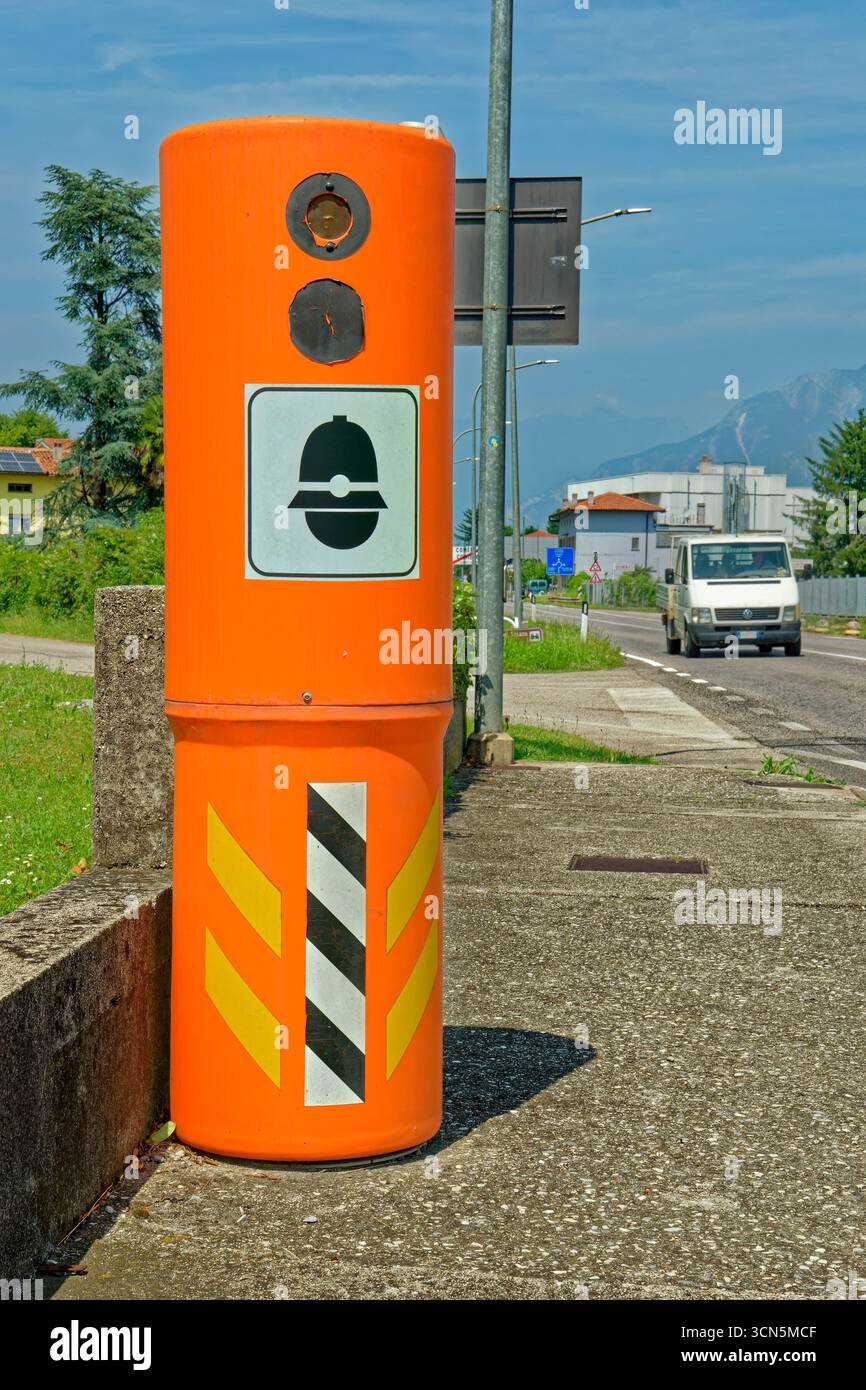 Fausse caméra de vitesse au bord de la route en Italie. Banque D'Images